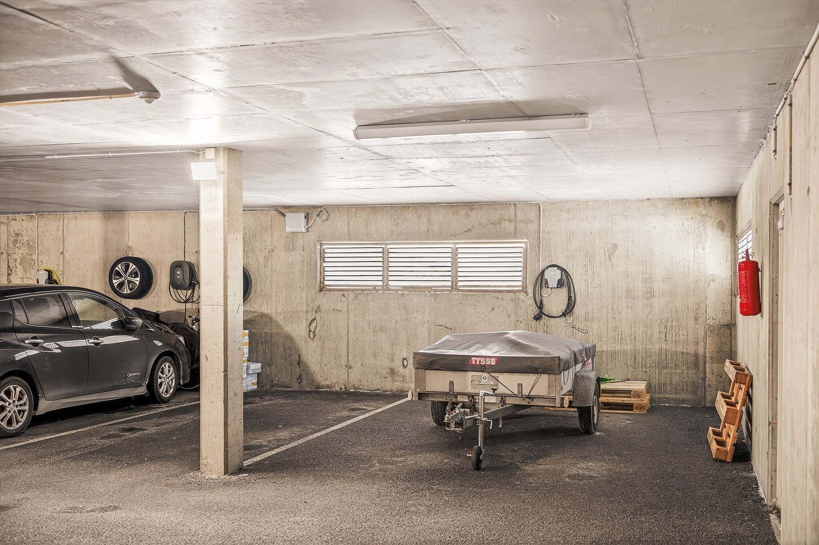 Det medfølger en romslig garasjeplass med el-bil lading beliggende i underetasjen. Galleribilde