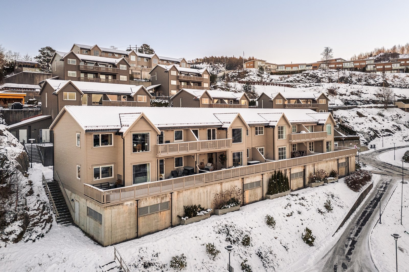 Leiligheten tilhører sameiet Skeiegrenda II. Bygningsmassen ble malt og det ble byttet kledning i 2025. I 2024 ble alle tak vasket og impregnert. Galleribilde