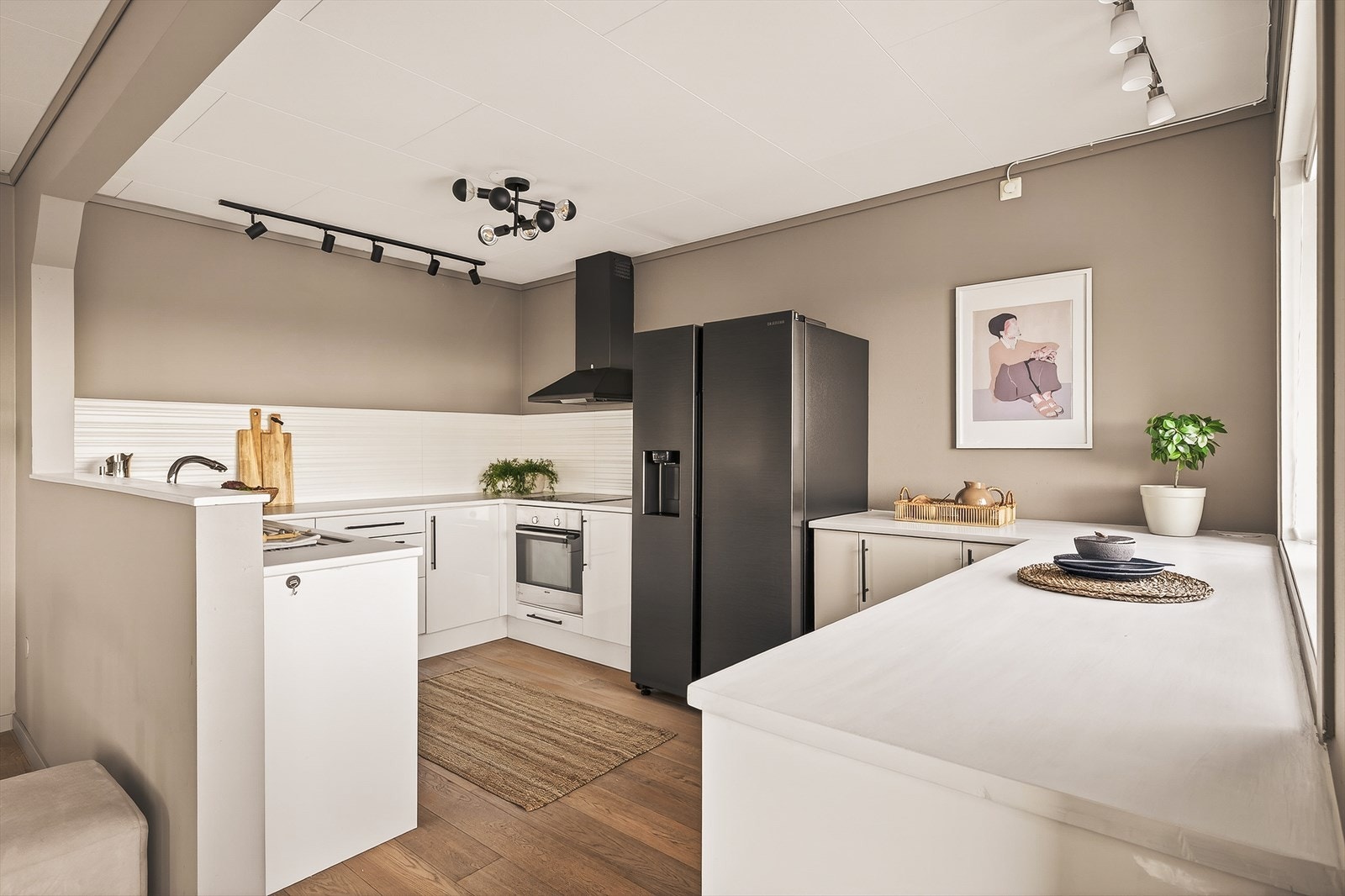 Den åpne stue/kjøkken-løsningen gir større romfølelse og skaper et bedre sosialt samvær. Galleribilde