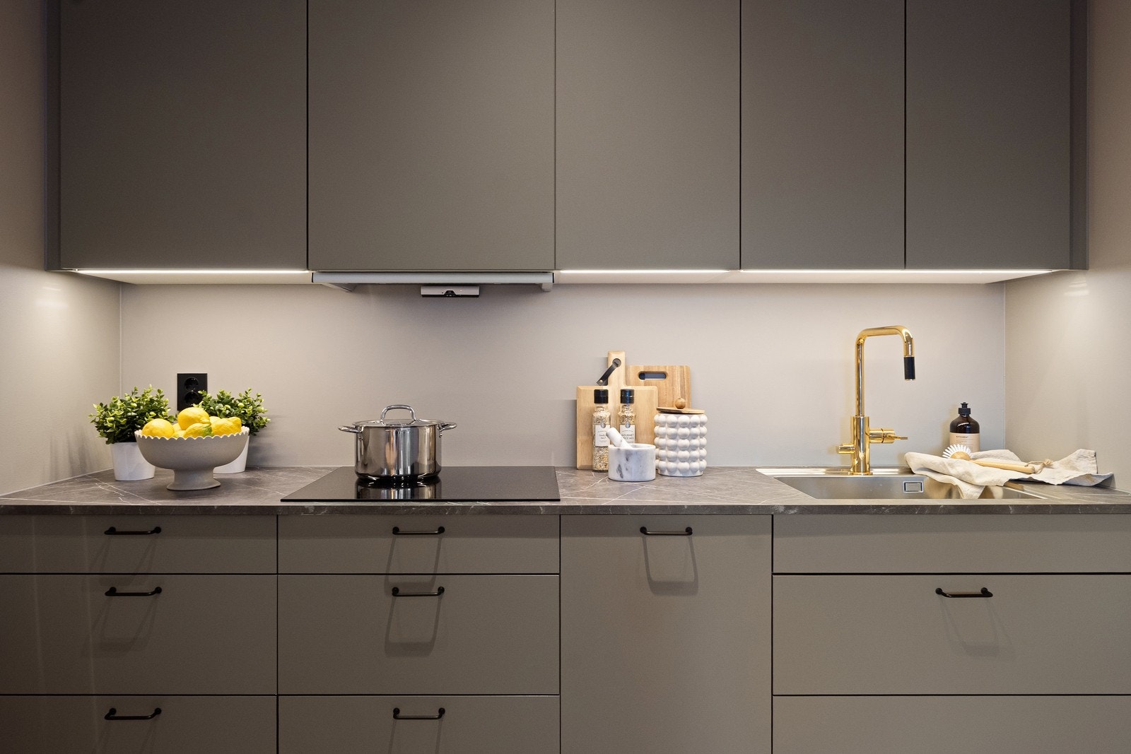 Kjøkkenet har en laminat benkeplate med god arbeidsplass på kjøkkenet og integrerte hvitevarer. Galleribilde