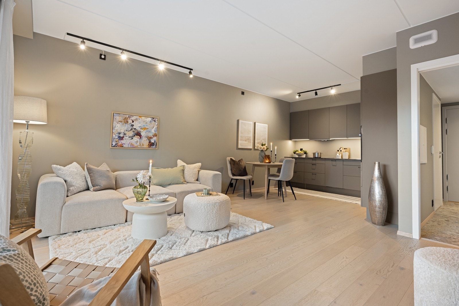 Boligen har en åpen stue-/kjøkken løsning og det er god plass til sofaseksjon, tv-møbel og spisegruppe. Galleribilde