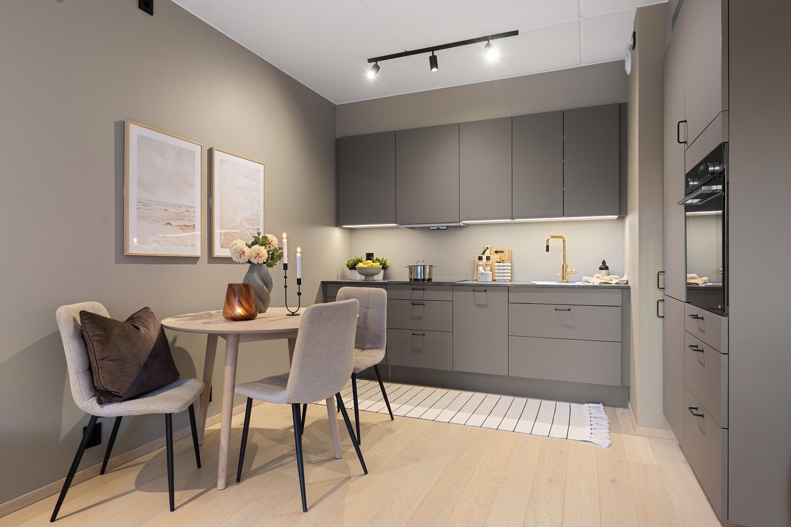 Det moderne kjøkkenet har stilrene, glatte fronter og rikelig med skap- og benkeplass. Galleribilde