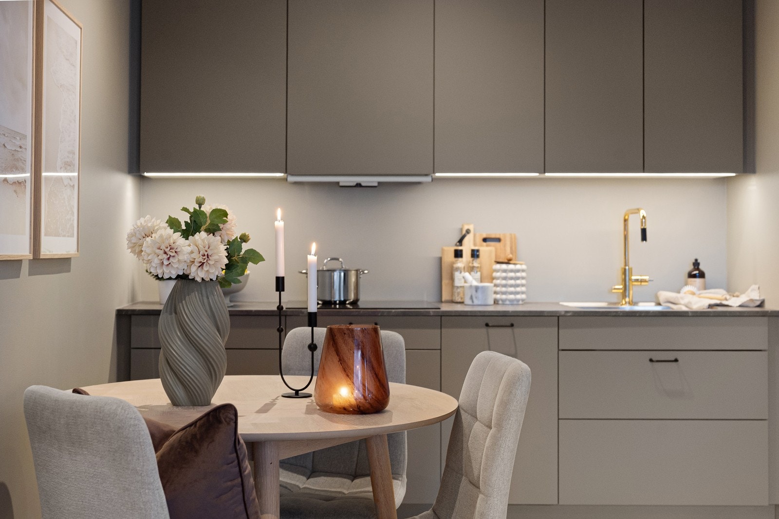 Kjøkkenet har godt med skapplass og har en tidsriktig og lekker innredning. Galleribilde