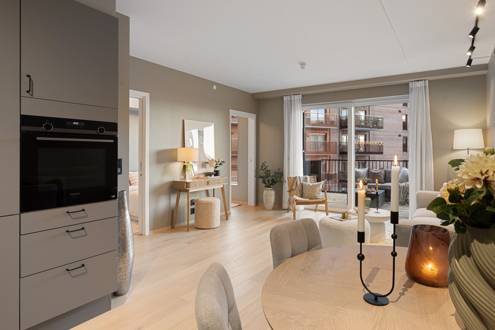 Flytt rett inn! Delikat og lekker leilighet som har plass til både spisebord og sofagruppe. Galleribilde