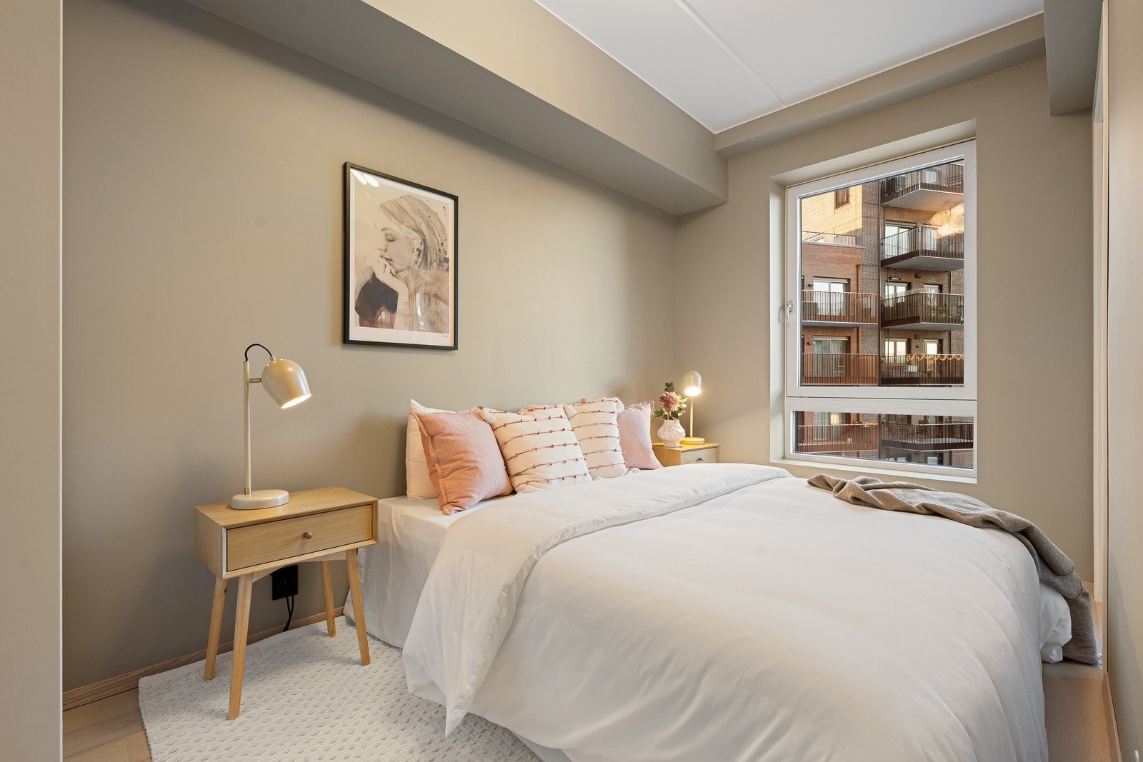 Soverommet er romslig med vindu med elektrisk solscreen. Galleribilde