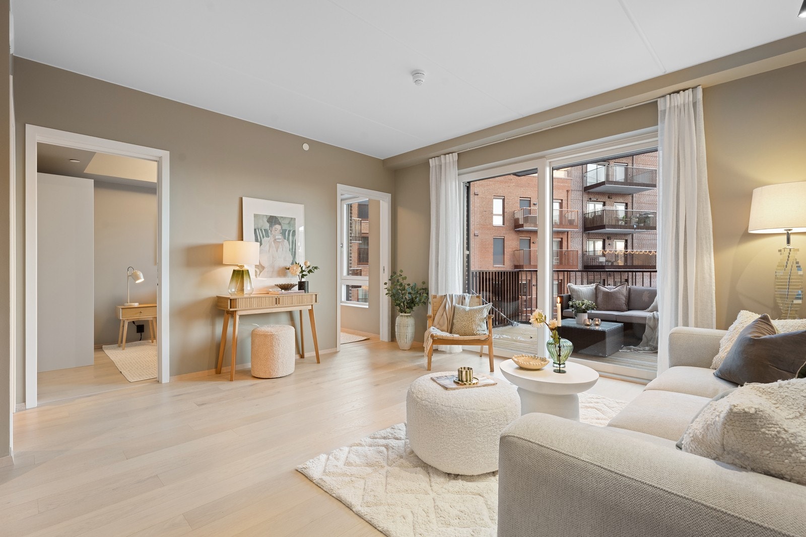 En sjenerøs takhøyde på 261 cm forsterker den romslige følelsen i stuen. Galleribilde