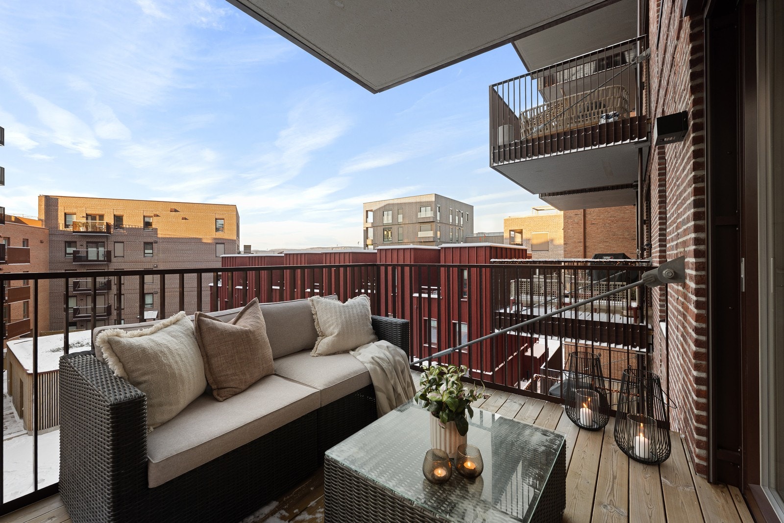 Den sydvestvendte balkongen på 8 m² har sol til sent på kvelden og her kan du grllle og sole deg på sommeren. Galleribilde