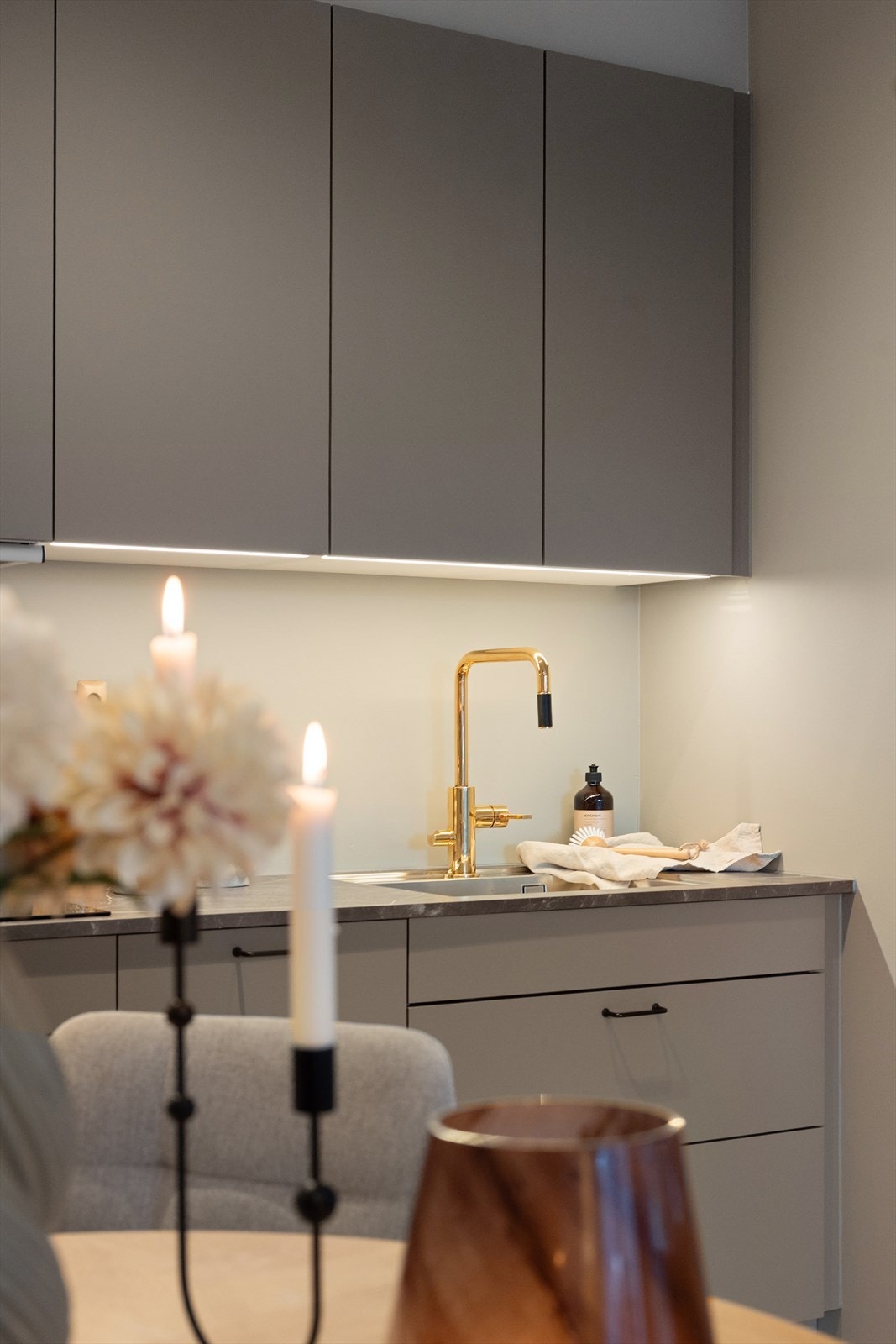 God belysning i leiligheten og hyggelig spisestue plass ved kjøkkenet. Galleribilde