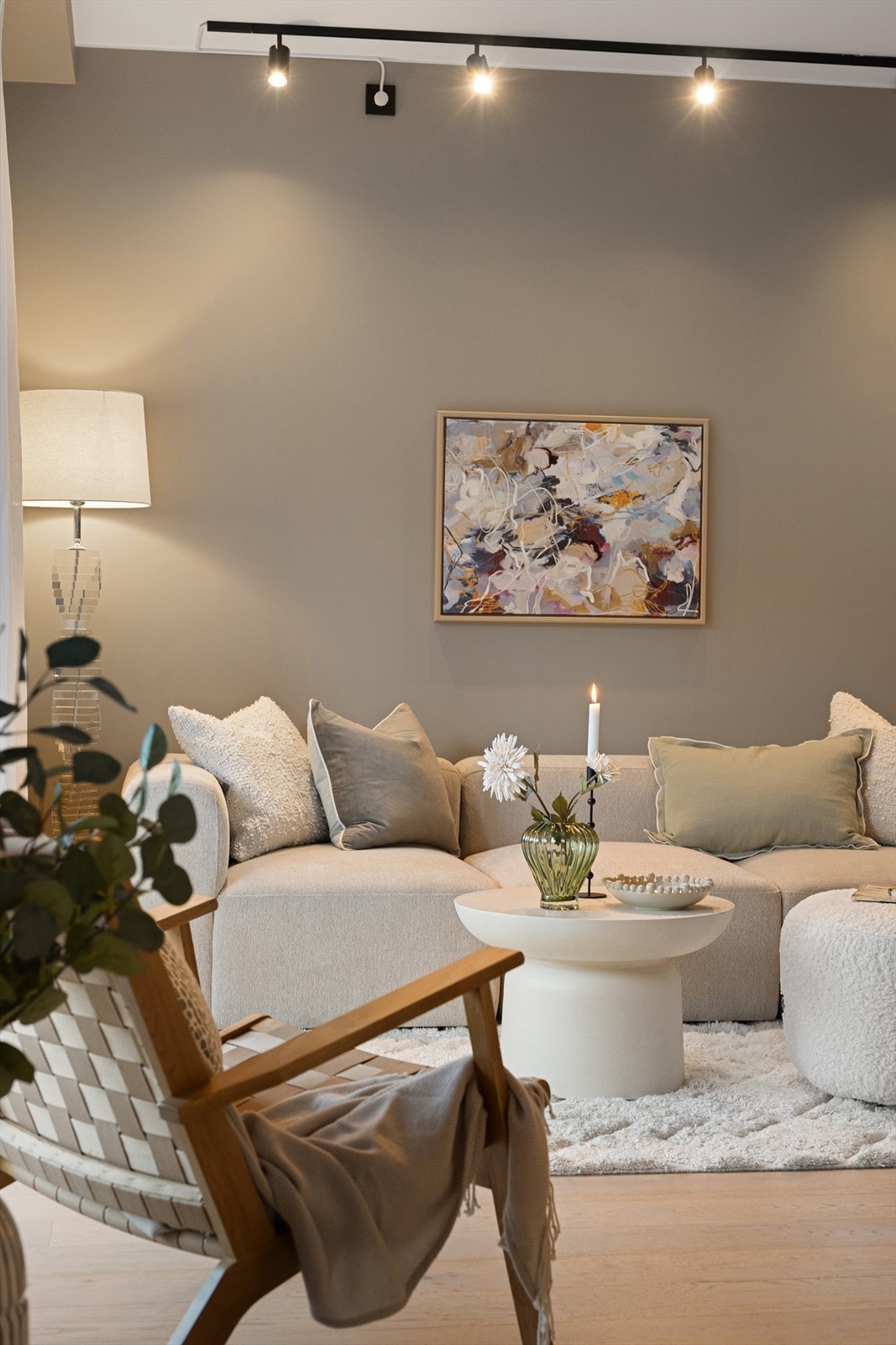 Lekker og lys leilighet som er malt og moderne farger. Her kan du flytte rett inn! Galleribilde