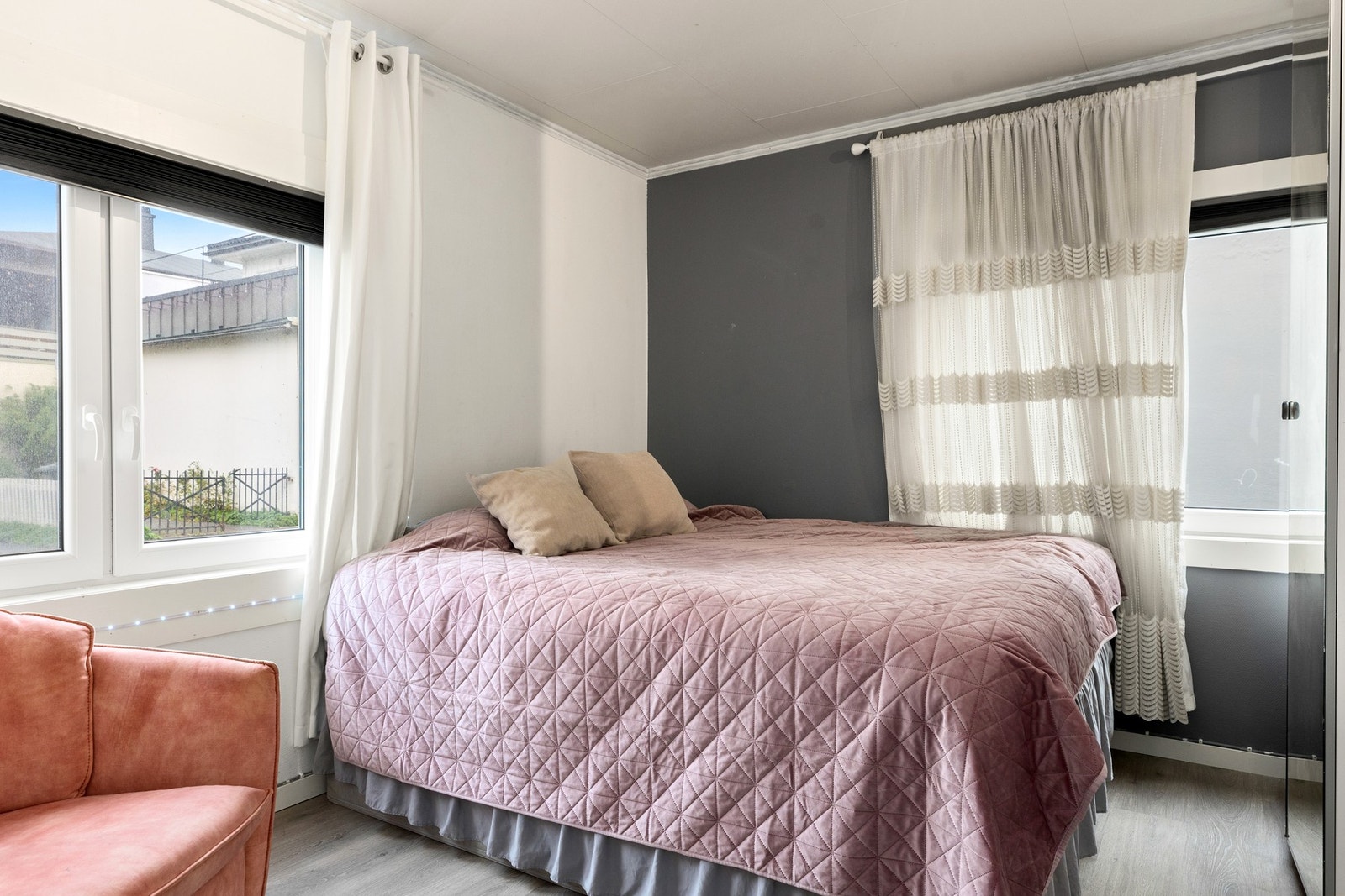 Soverom med god plass til garderobe om ønskelig. Galleribilde