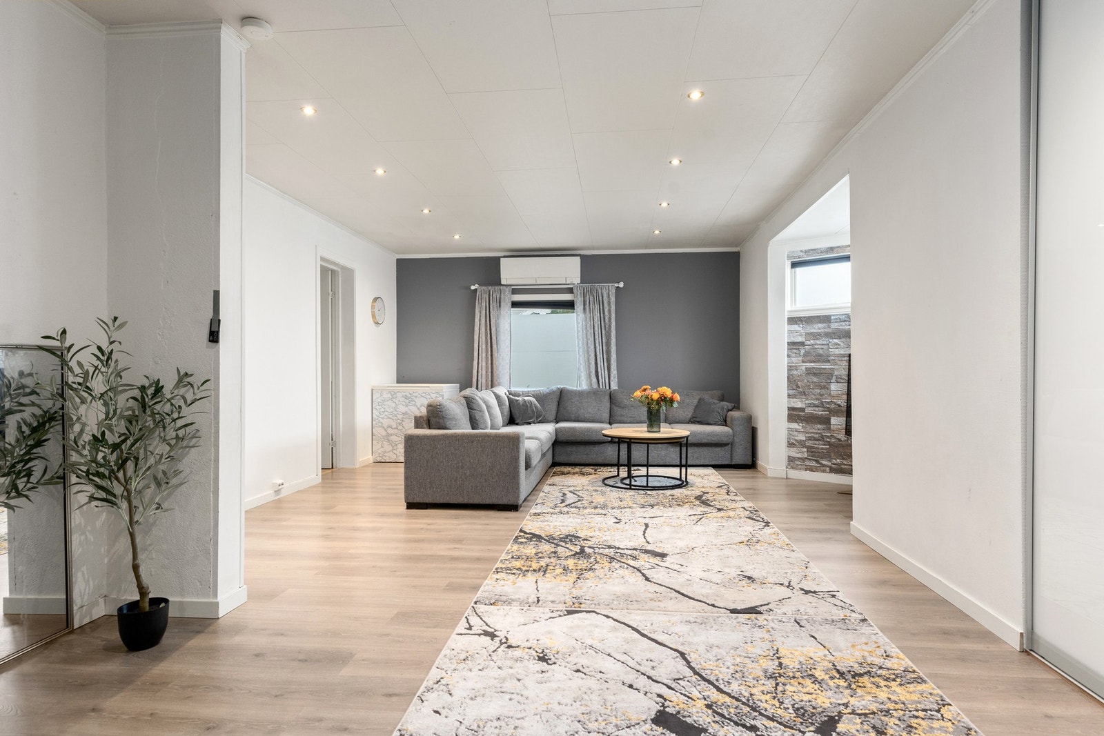 Boligens p-rom har vinyl, fliser og laminat på gulv. Galleribilde