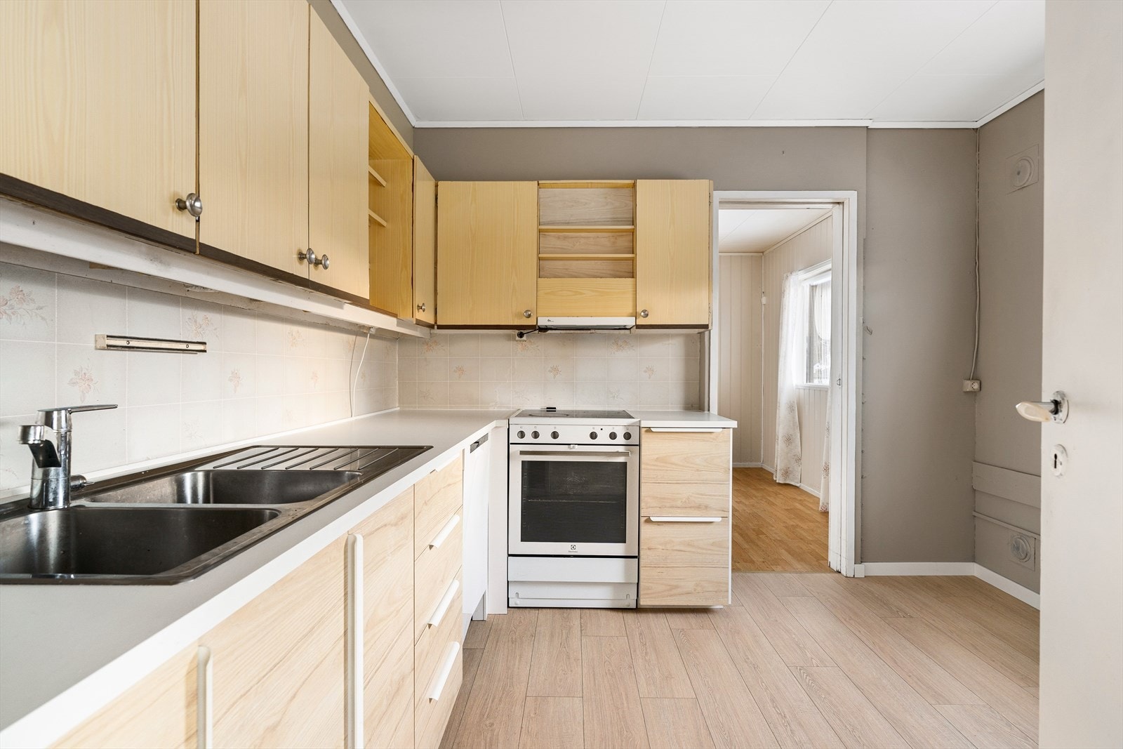 Praktisk Kjøkken på 9m² med god benkeplass og funksjonell innredning Galleribilde