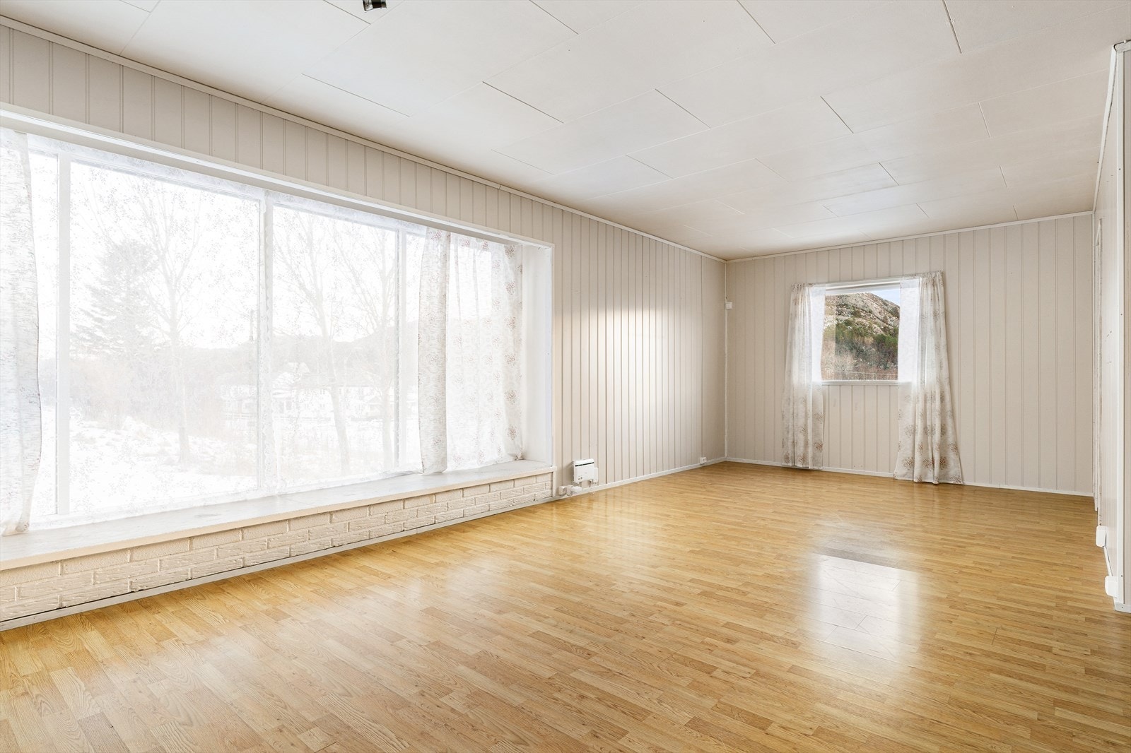 Store vinduer gir en luftig atmosfære og flott utsikt Galleribilde