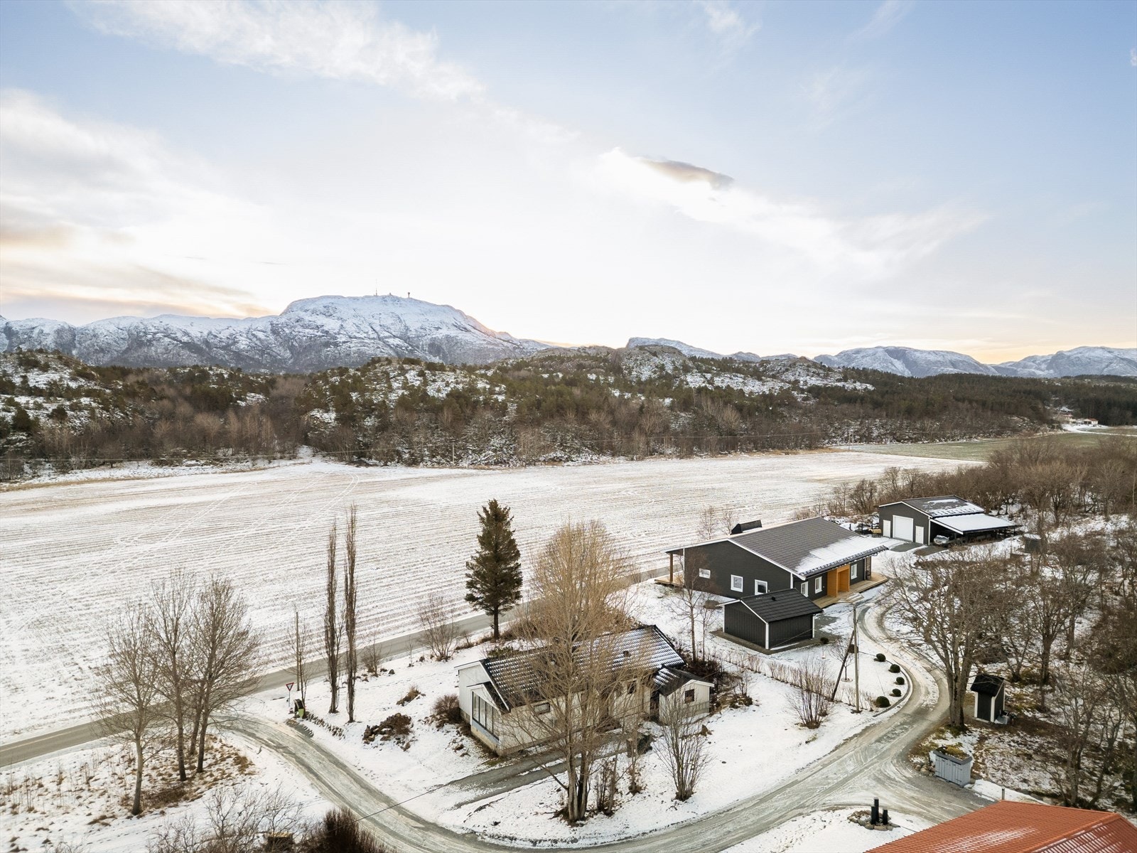 Boligen ligger fritt og åpent med flotte omgivelser Galleribilde