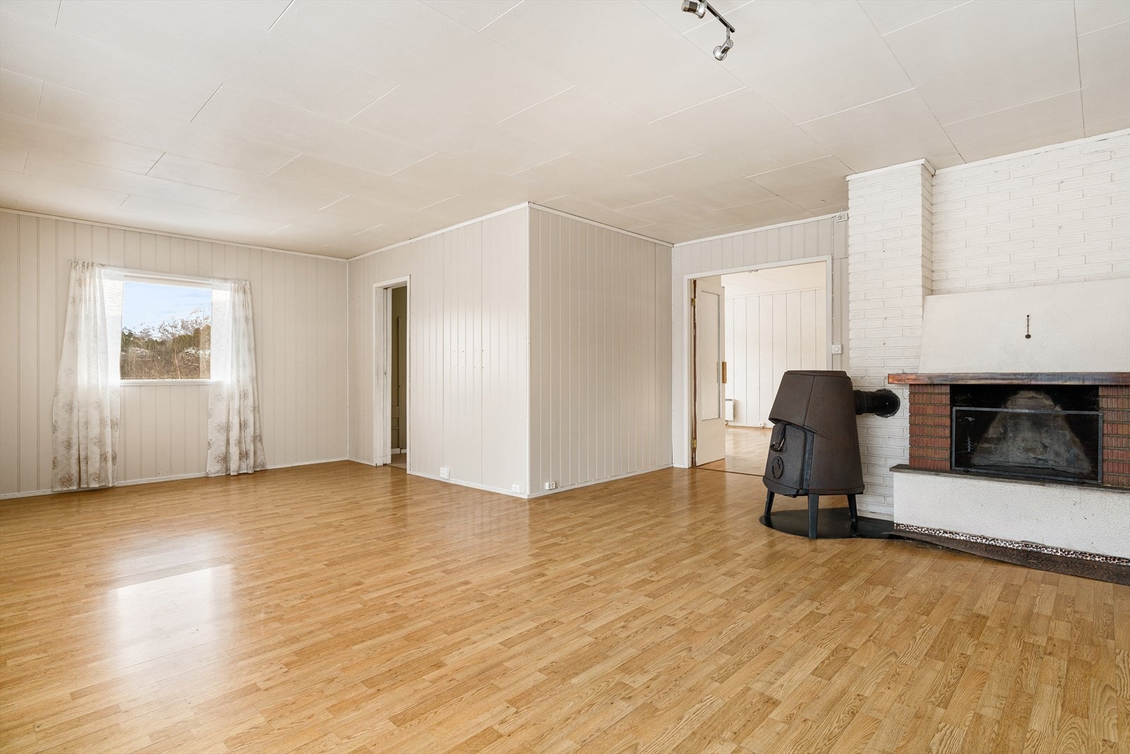 Lys og innbydende stue med god plass til både sofakrok og spisebord Galleribilde