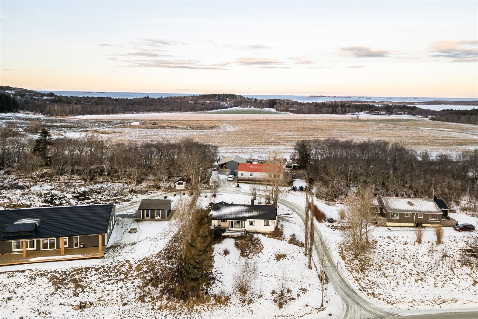 Stor uteplass og gode parkeringsmuligheter Galleribilde