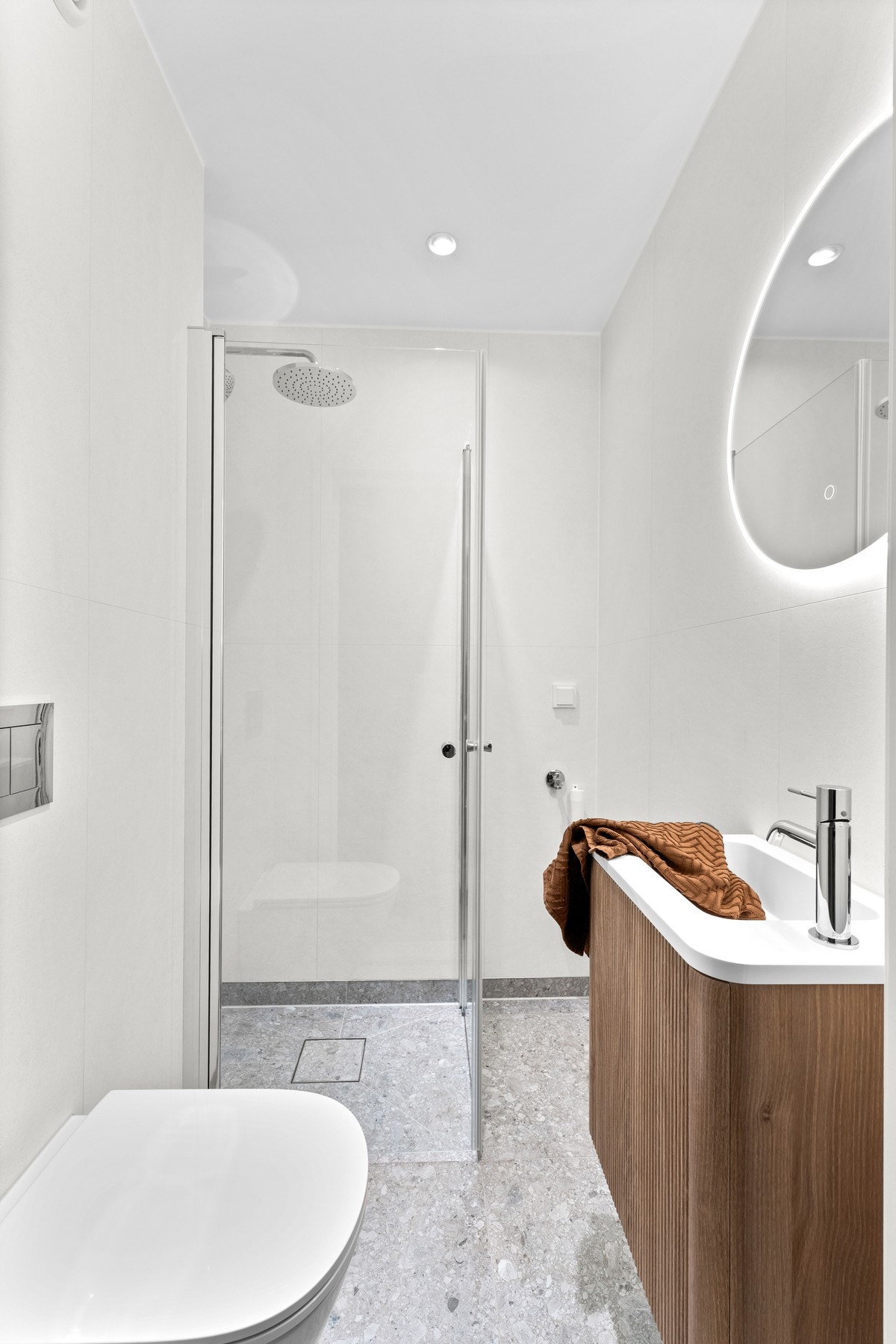 Meget pent oppusset bad fra 2025/2026 med dokumentasjon. Opplegg for vaskemaskin/tørketrommel. Galleribilde