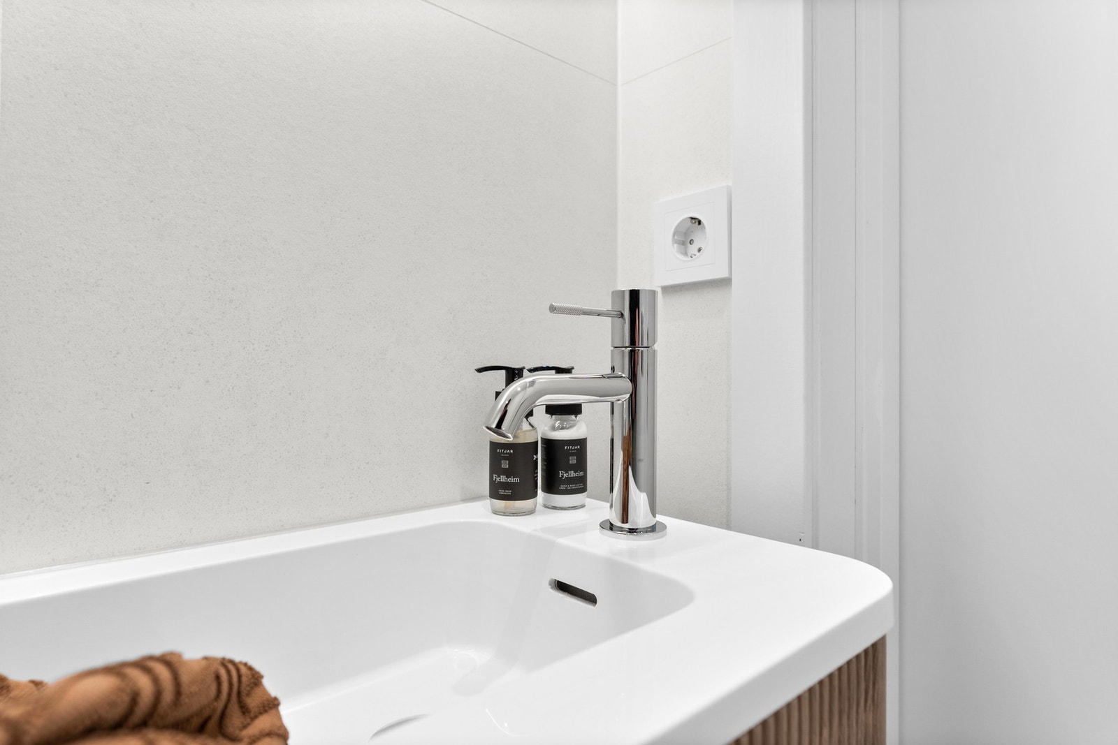 Leiligheten har smartstyring/appstyring av alle lys i leiligheten og varmekablene kan styres med Plejd-system. Galleribilde