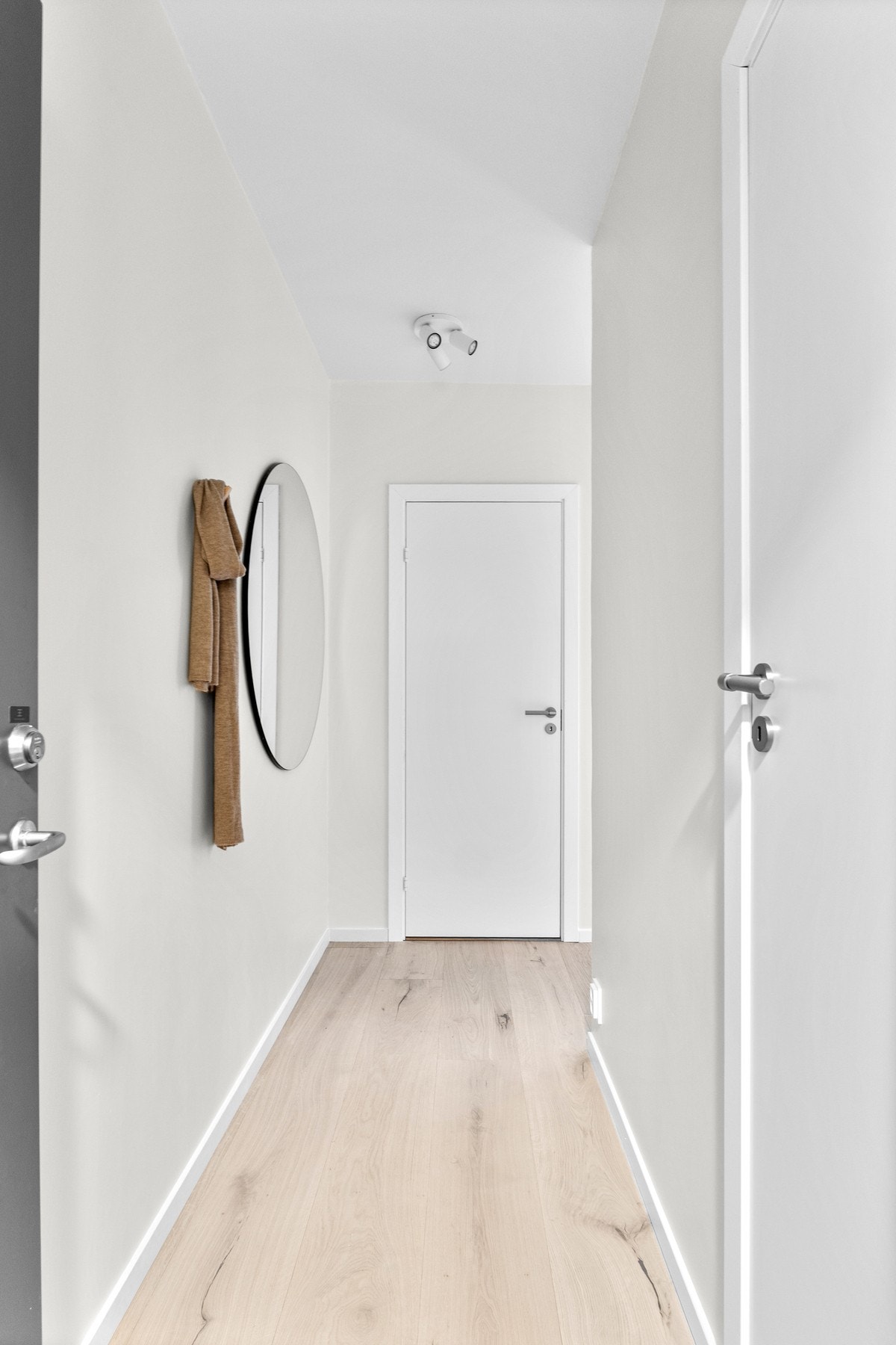 Lys og fin entré. I entréen er det gode muligheter til å lage garderobe/hylleløsninger. Ny inngangsdør og dørcalling. Galleribilde