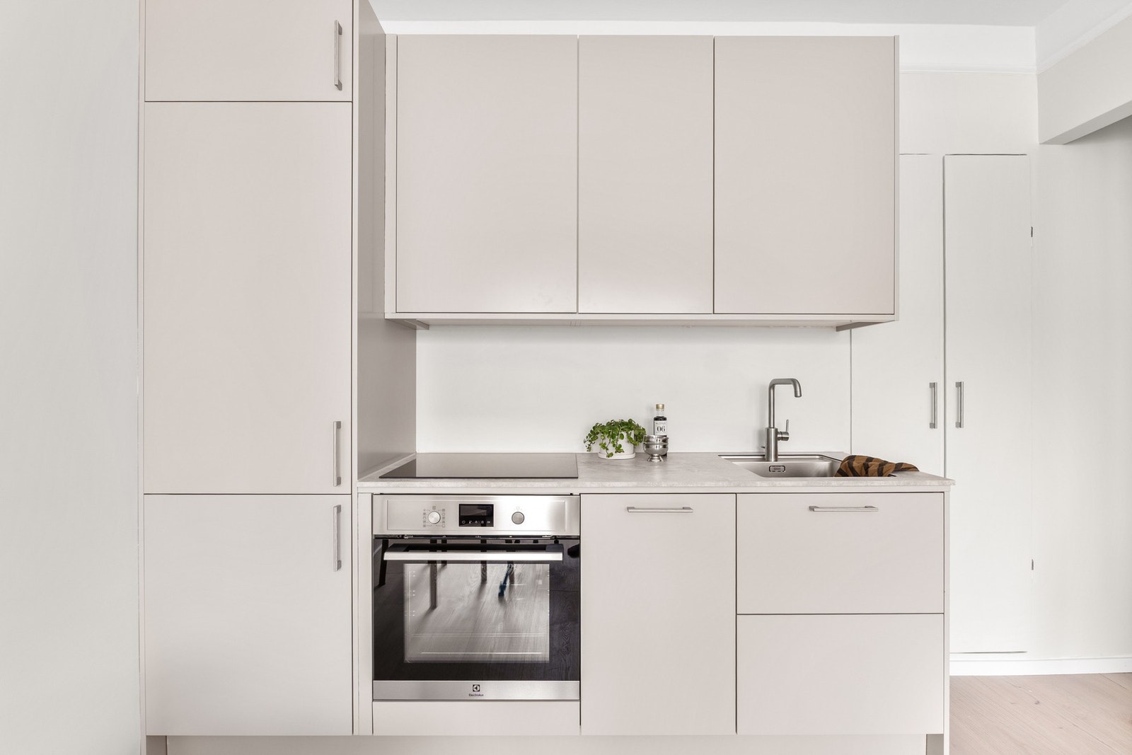 Moderne og velutstyrt kjøkkeninnredning fra Epoq med massevis av skap- og benkeplass. Galleribilde