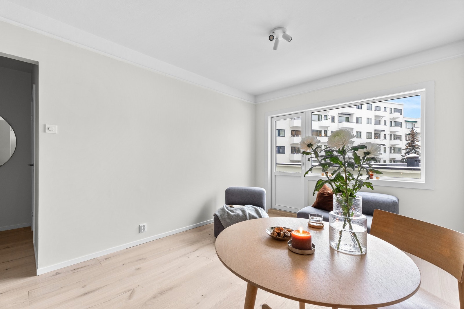 Praktisk planløsning med stue og kjøkken i åpen løsning. Innebygd skap gir rom for lagring. Leiligheten oppleves som svært lyst og luftig med god takhøyde og enkel å møblere. Galleribilde