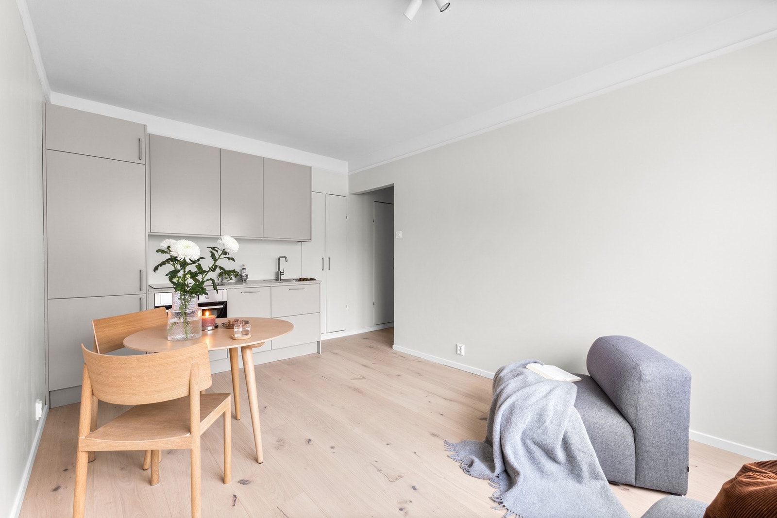 Det er flere soner i stuen for maksimal utnyttelse av plassen. Fint samspill mellom interiør, fargevalg og uttrykk gjennomgående i hele boligen. Galleribilde