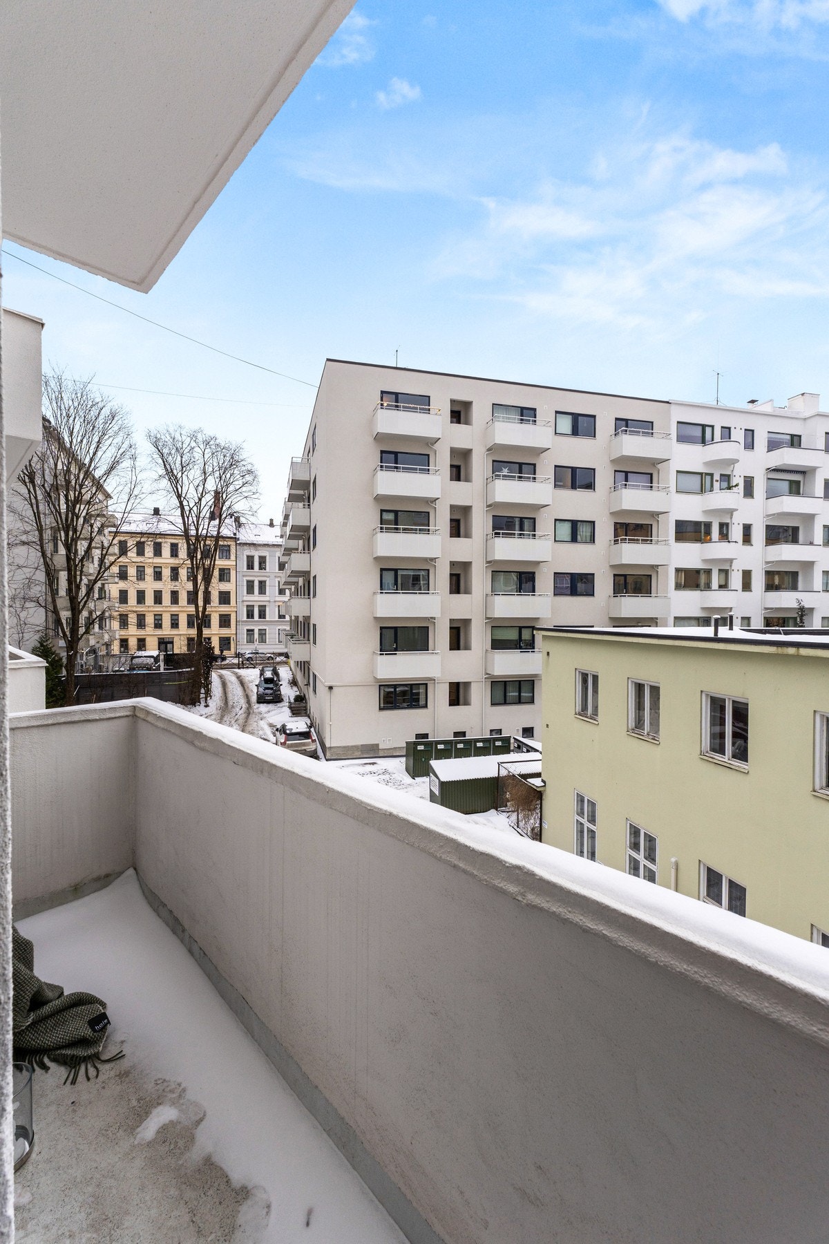 Fra stuen er det utgang til en flott sydøstvendt balkong med plass for utemøblement og gode solforhold. Galleribilde