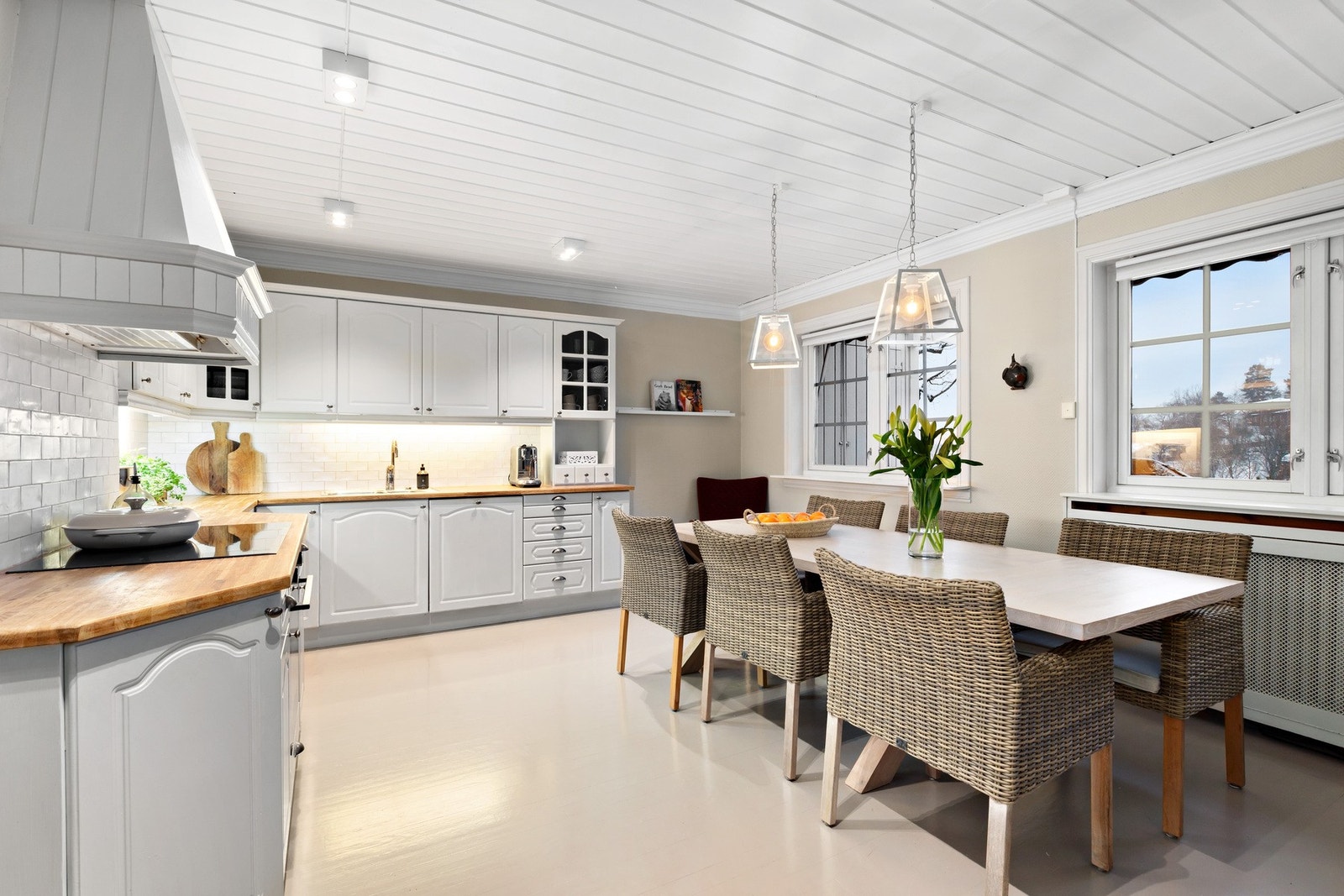 Kjøkkenet med spisegruppe.
Vinduer som gir naturlig lys inn. Galleribilde