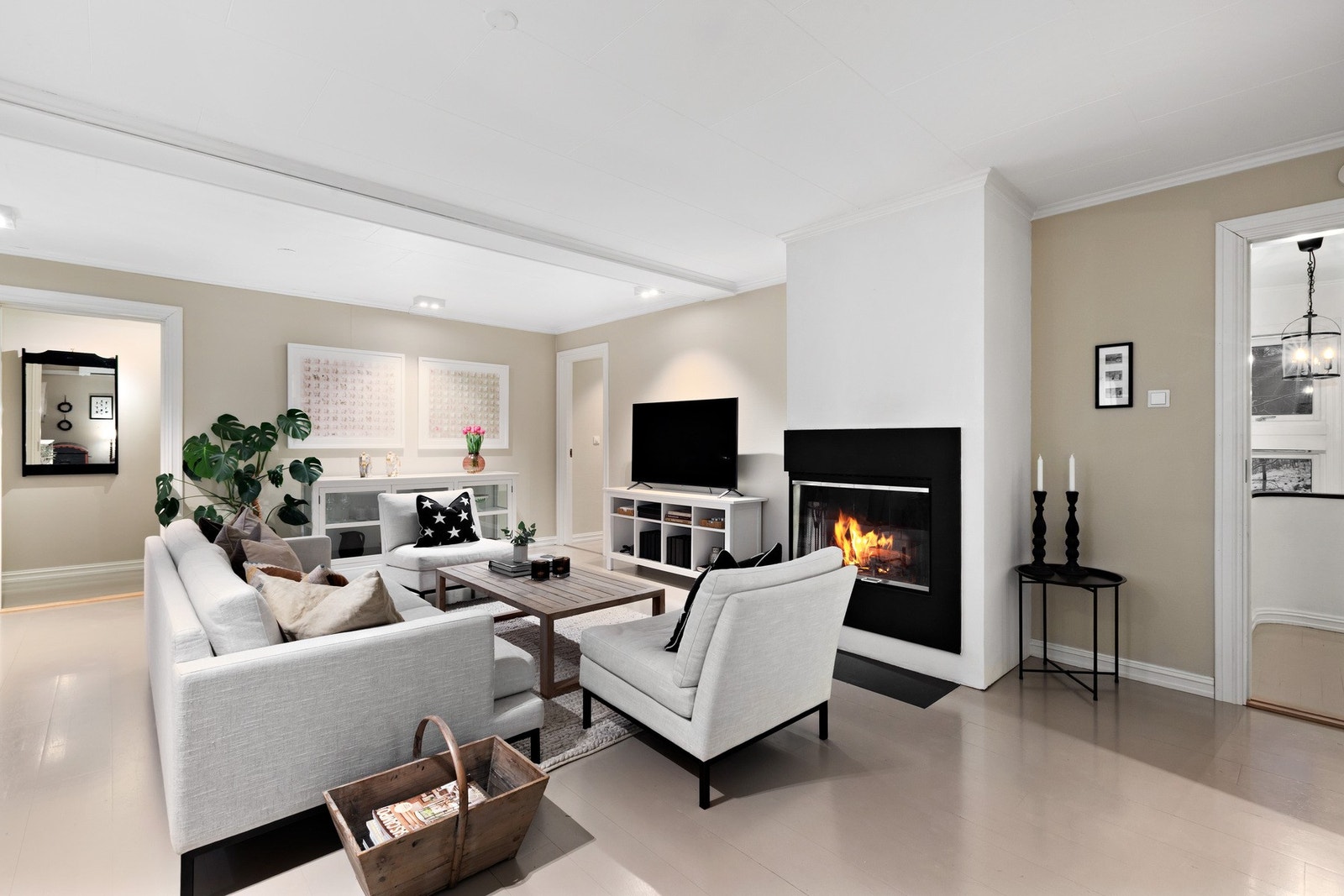 Stor og lys stue med peis og utgang til terrasse på 26 m². Galleribilde