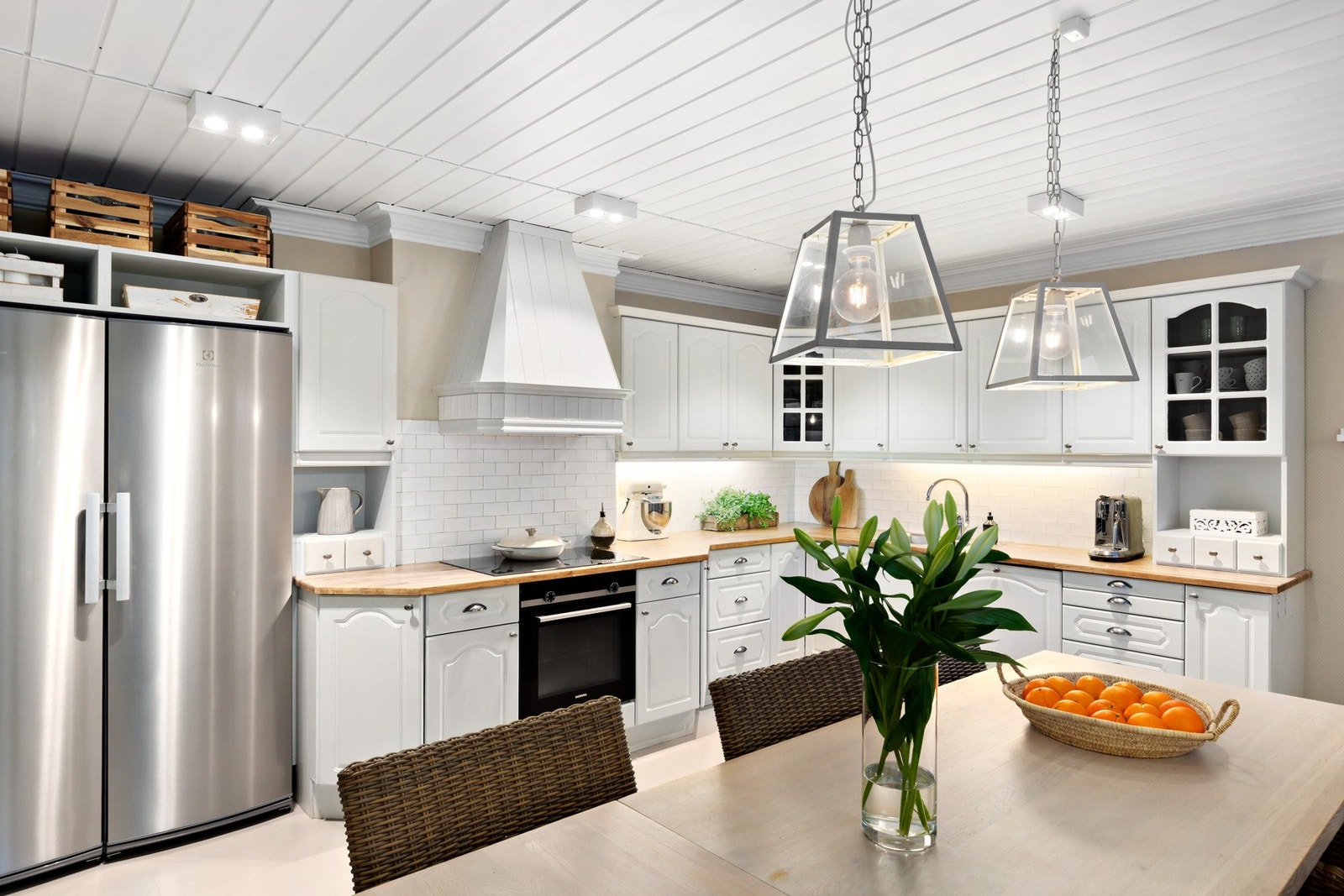 Kjøkkenet er romslig og har god benkeplass. Galleribilde