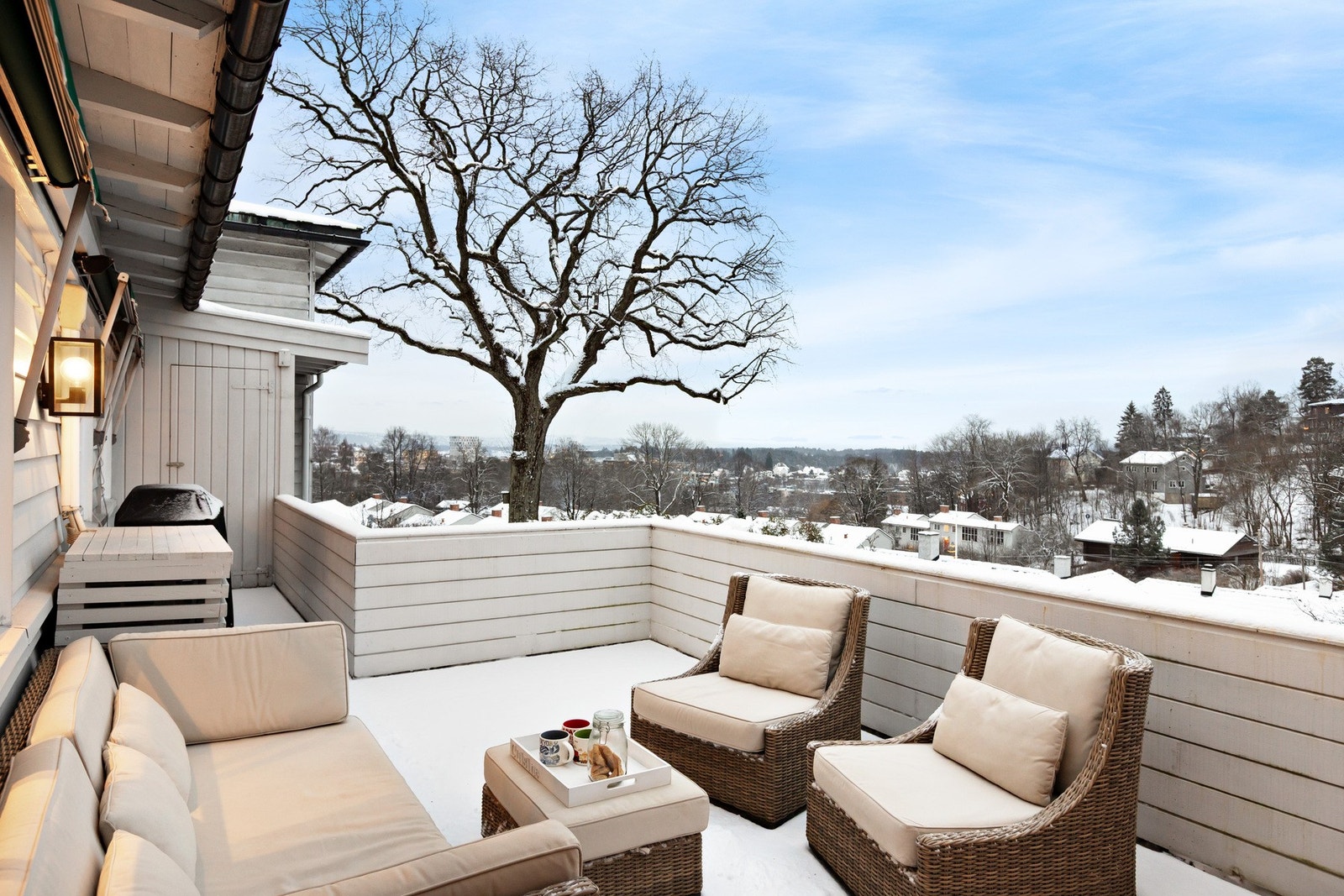 Fra terrassen har man fritt utsyn og kan sitte usjenert. Galleribilde