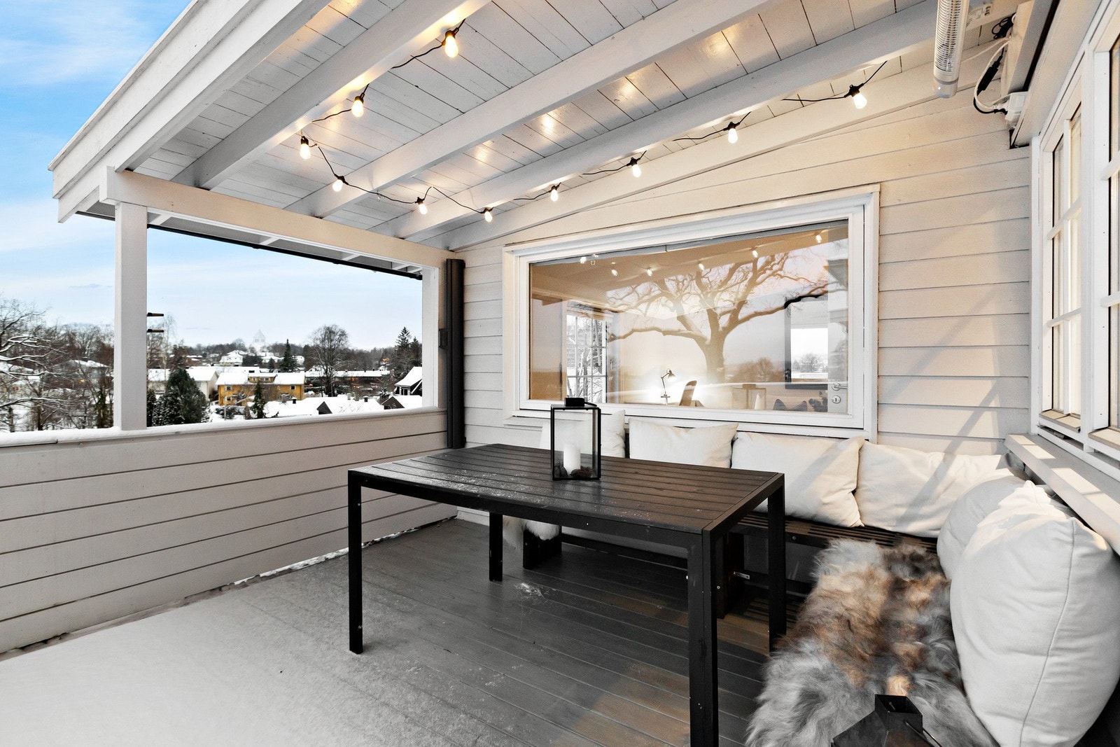 Deler av terrassen er overbygget. Galleribilde