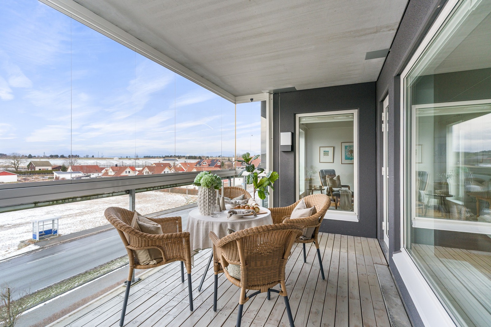 Balkongen innbyr til hyggelige og sosiale sammenkomster. Galleribilde