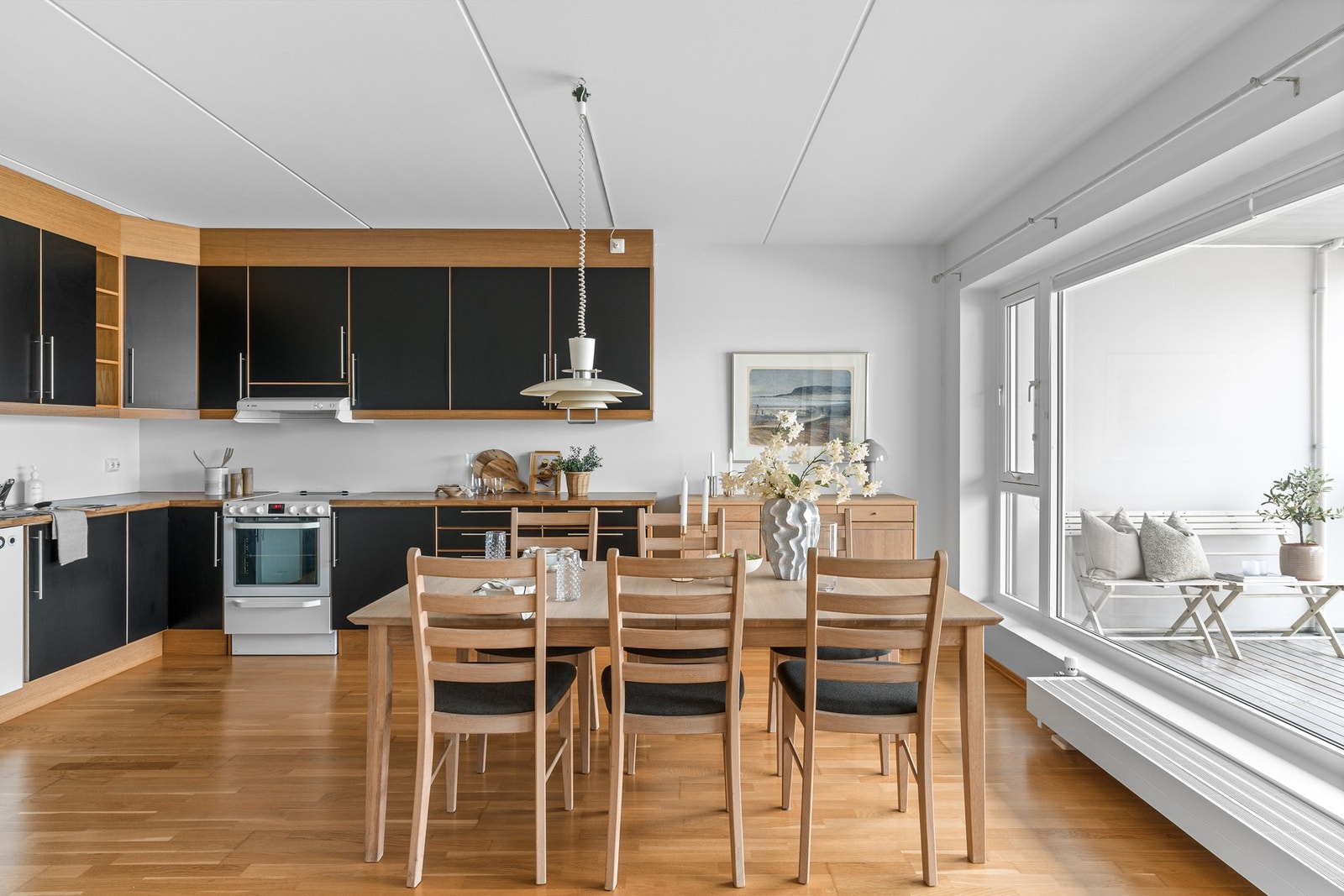 Kjøkkeninnredning med slette fronter og benkeplate i laminat. Galleribilde