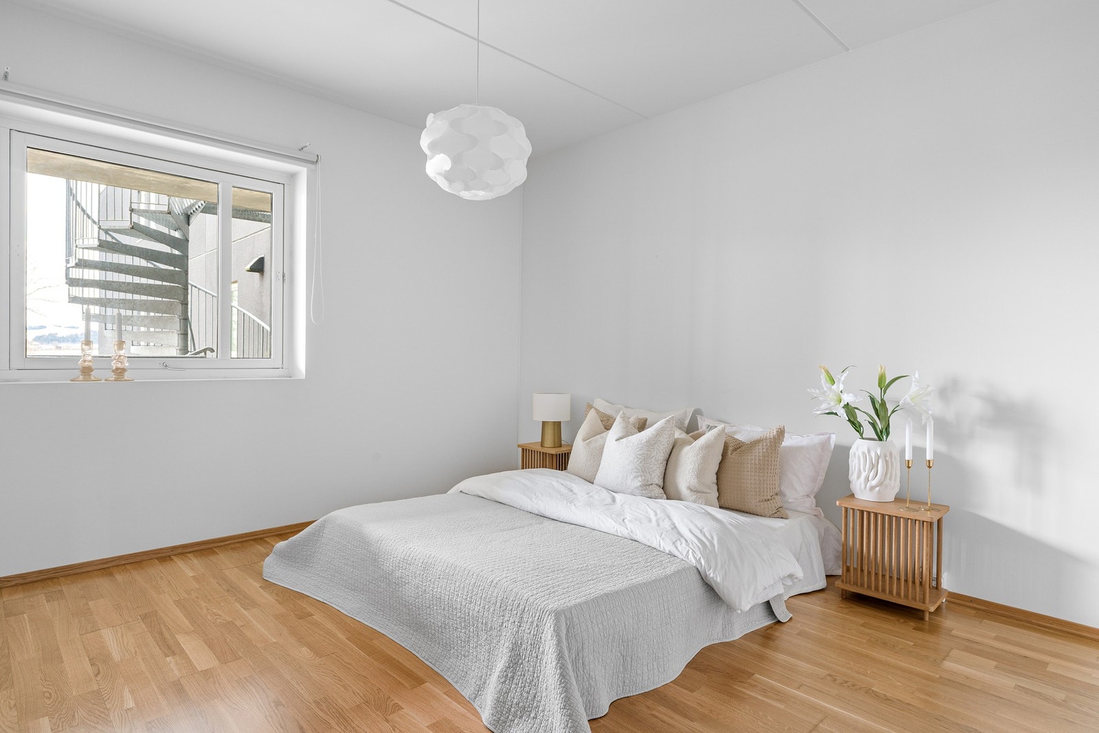 Hovedsoverommet har god plass til dobbeltseng, nattbord og garderobeskap. Galleribilde