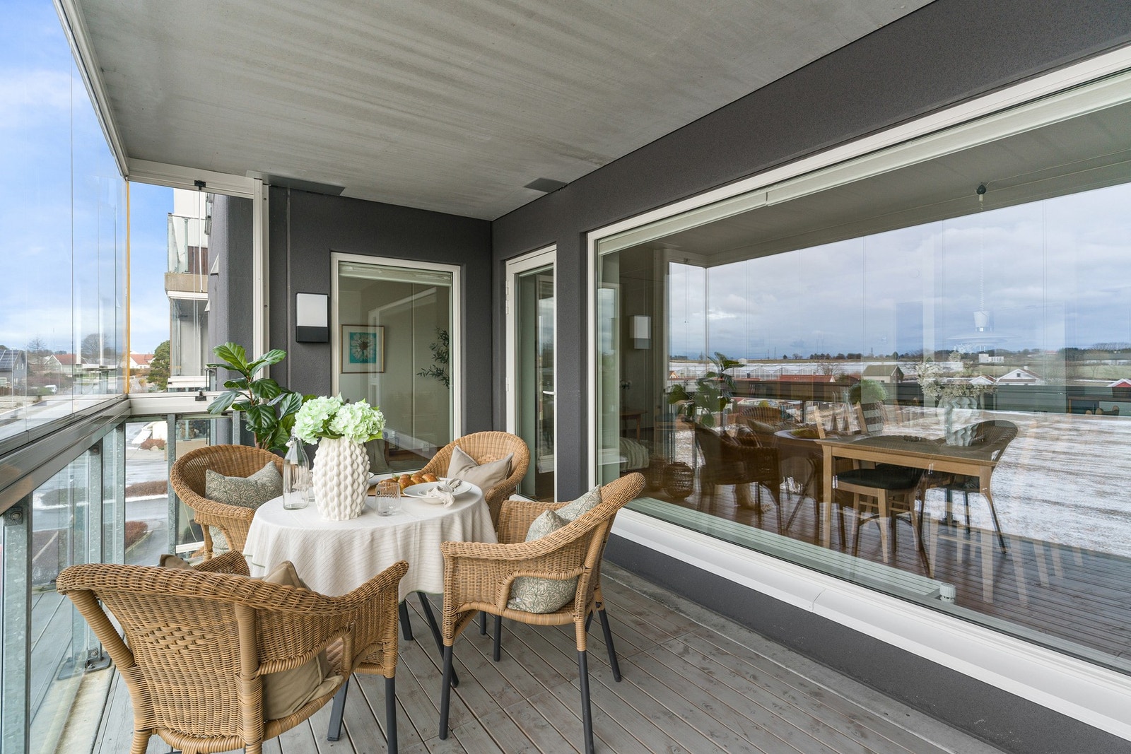 Balkongen er et fint sted for både avslapping og sosiale sammenkomster. Galleribilde