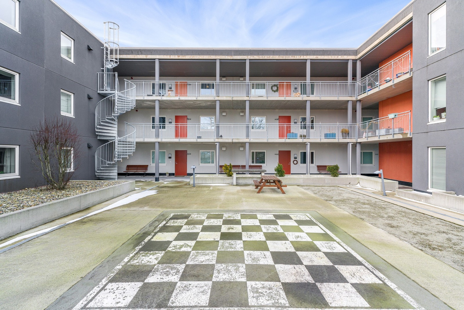 Det er opparbeidet et flott fellesområde i sameiet. Her kan du treffe naboer, spille boccia eller bare nyte morgensolen i fred og ro. Galleribilde