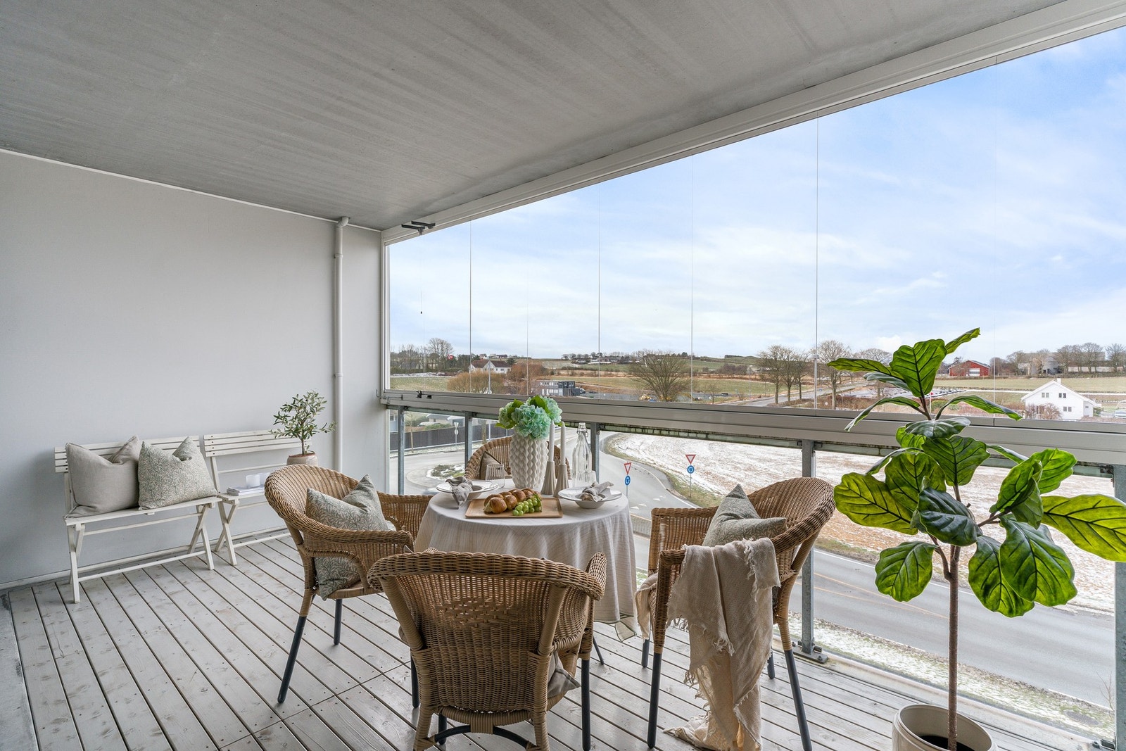 Balkongen er innglasset og er av god størrelse med plass til utemøbler. Her kan man nyte en flott utsikt og solnedgang. Galleribilde