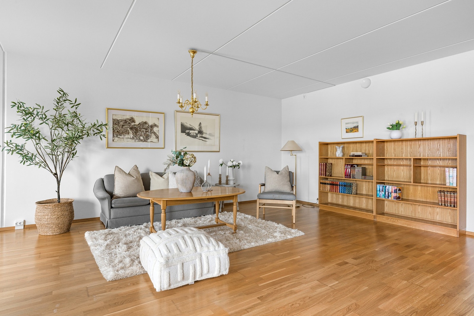 Stuen og kjøkkenet ligger i åpen og velfungerende løsning. Galleribilde