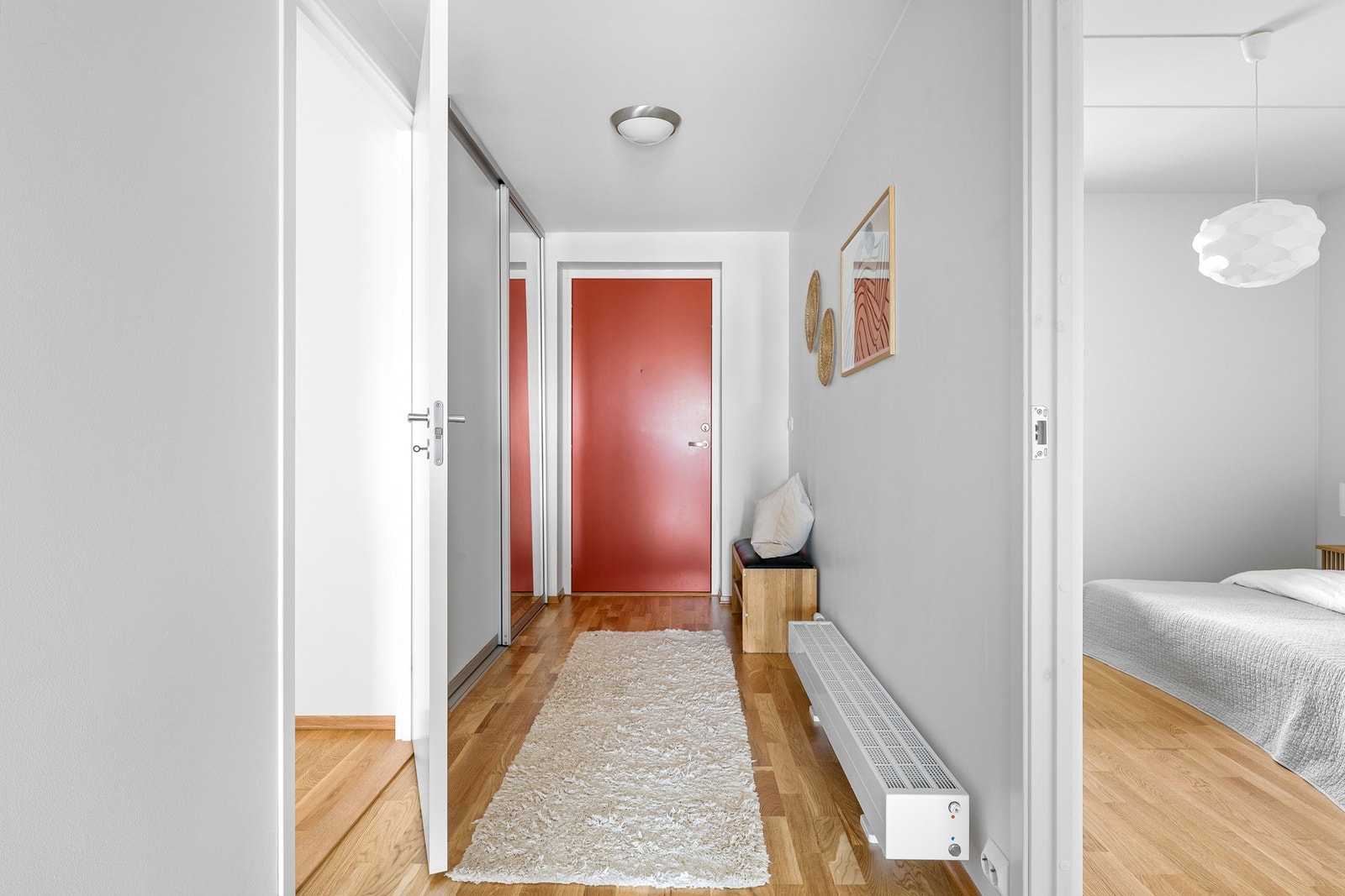 Entreen har parkett på gulv og lysmalte veggflater. Rommet har en romslig skyvedørsgarderobe for oppbevaring av yttertøy og sko. Galleribilde