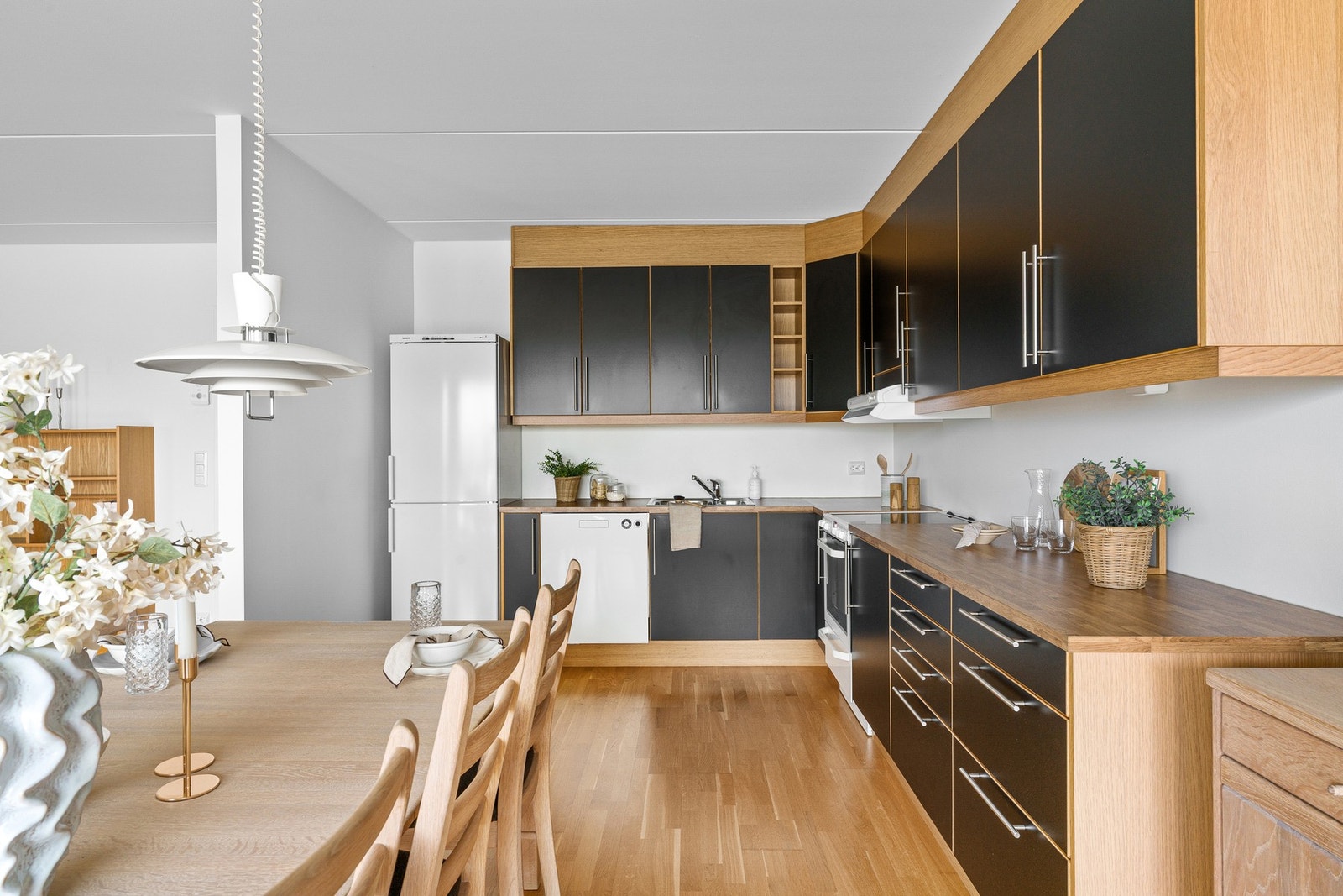 Kjøkkenet er romslig og har godt med skap- og benkeplass til lagring og matlaging. Galleribilde