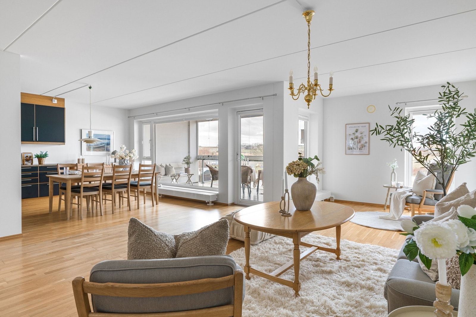 Stuevinduene er store og gir fint lysinnslipp, og det er utgang til leilighetens balkong. Galleribilde