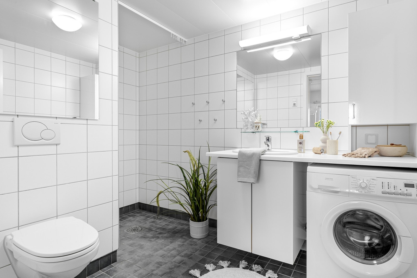 Av våtrom har leiligheten to bad. Badet/vaskerommet har fliser på gulv og vegger. Innredningen består av servant i innredning og speil. Galleribilde