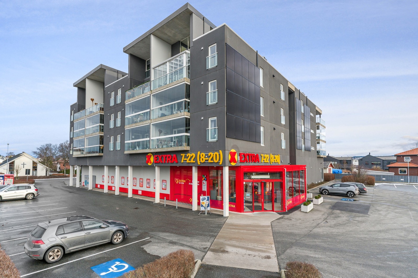 Innkjøp av dagligvarer kan gjøres praktisk og greit på Extra som ligger i 1. etasje av bygget. Galleribilde