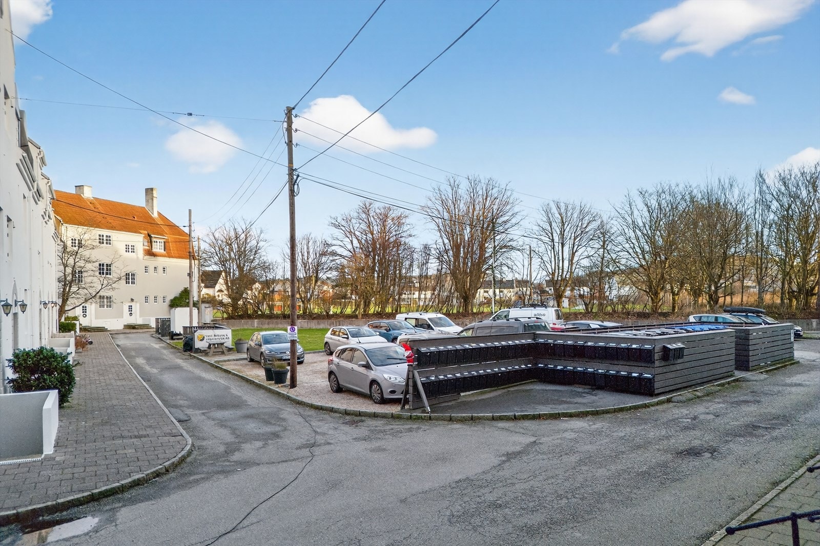 Felles parkeringsplass på sameiets tomt. Galleribilde