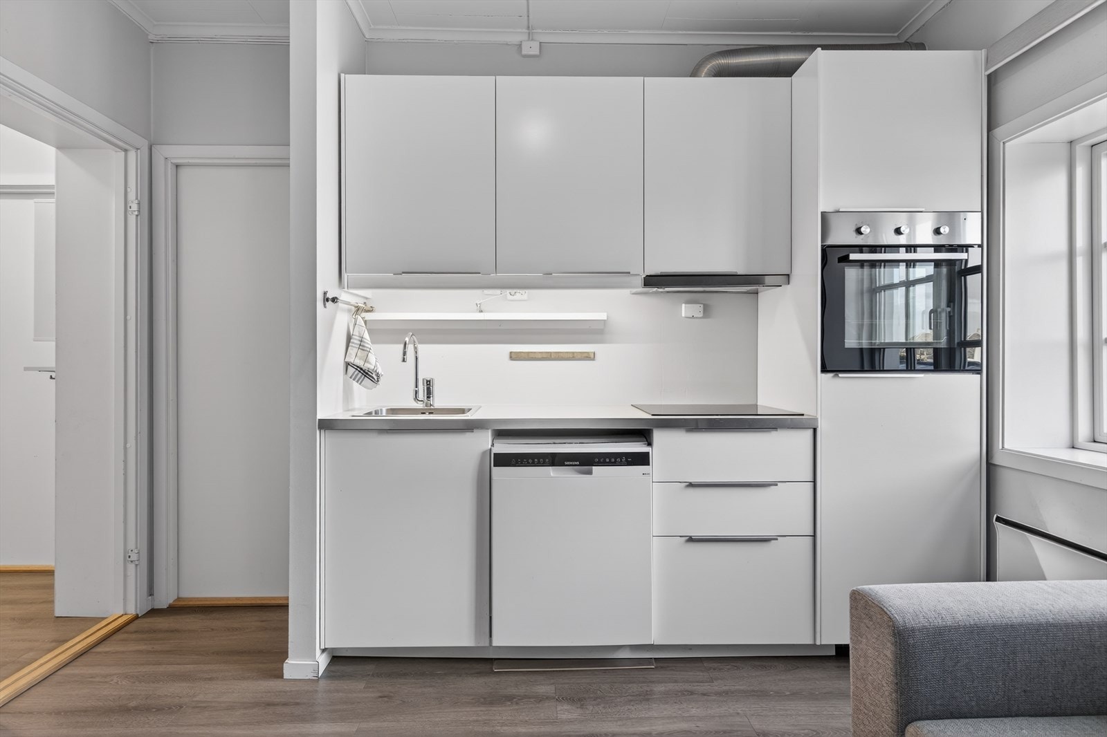 I stuen har man en åpen kjøkkenløsning Galleribilde