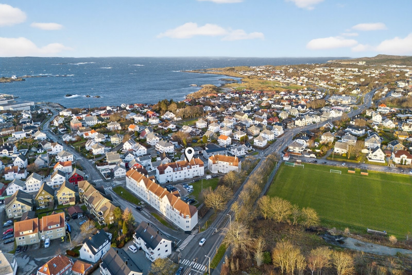 Fra eiendommen er det kort gangavstand til sentrum med dens fasiliteter. Det er også nærhet til blant annet skoler, barnehage, butikker, turområder og offentlig transport. Galleribilde