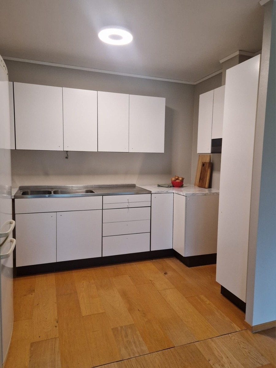 Kjøkken (stekeovn og oppvaskmasking blir satt inn) Galleribilde