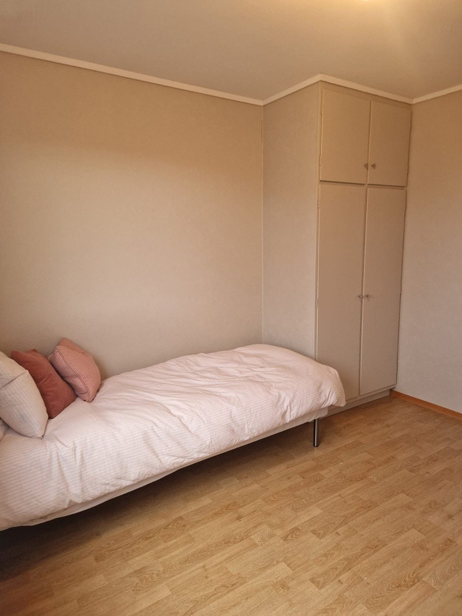 Soverom med integrert kleskap - leies ut med dobbelseng Galleribilde