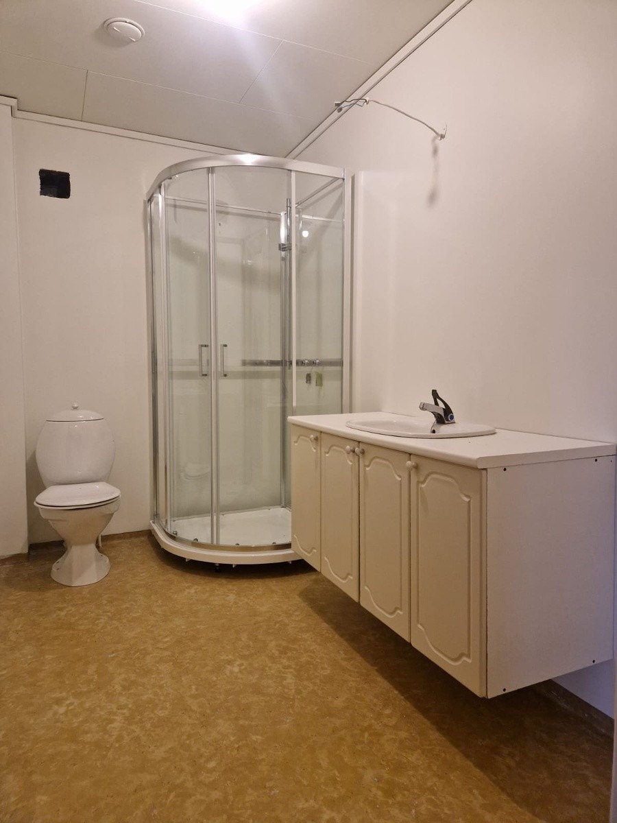 Bad (blir ferdig til overtakelse, med speil, knagger m.m) Galleribilde